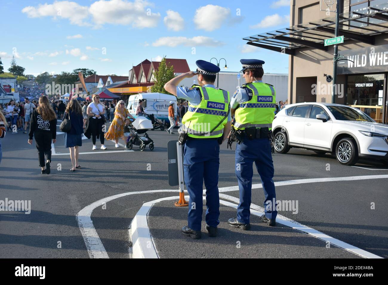 AUCKLAND, NOUVELLE-ZÉLANDE - 20 novembre 2020 : vue de deux policiers observant des foules se remplissant à Picton Street pendant le marché communautaire de Noël à Howick Banque D'Images