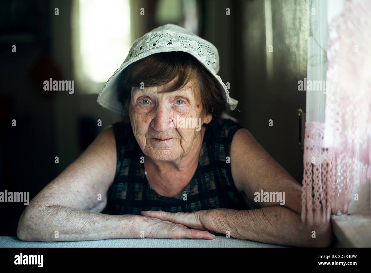 Portrait d'une vieille femme russe dans sa maison. Banque D'Images