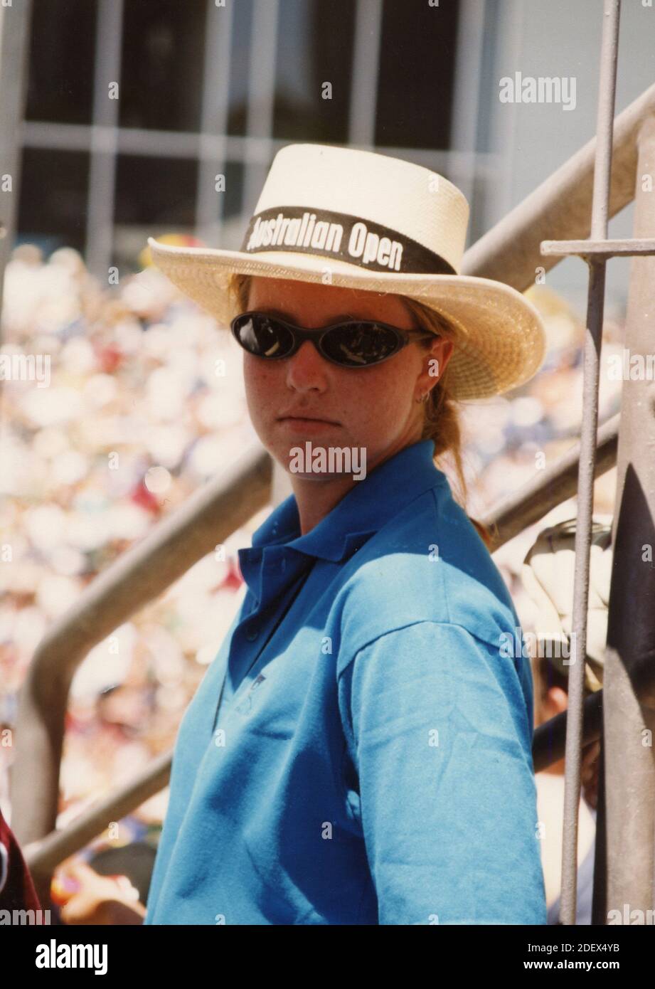 Femme portant un chapeau de l'Open d'Australie, années 1990 Banque D'Images