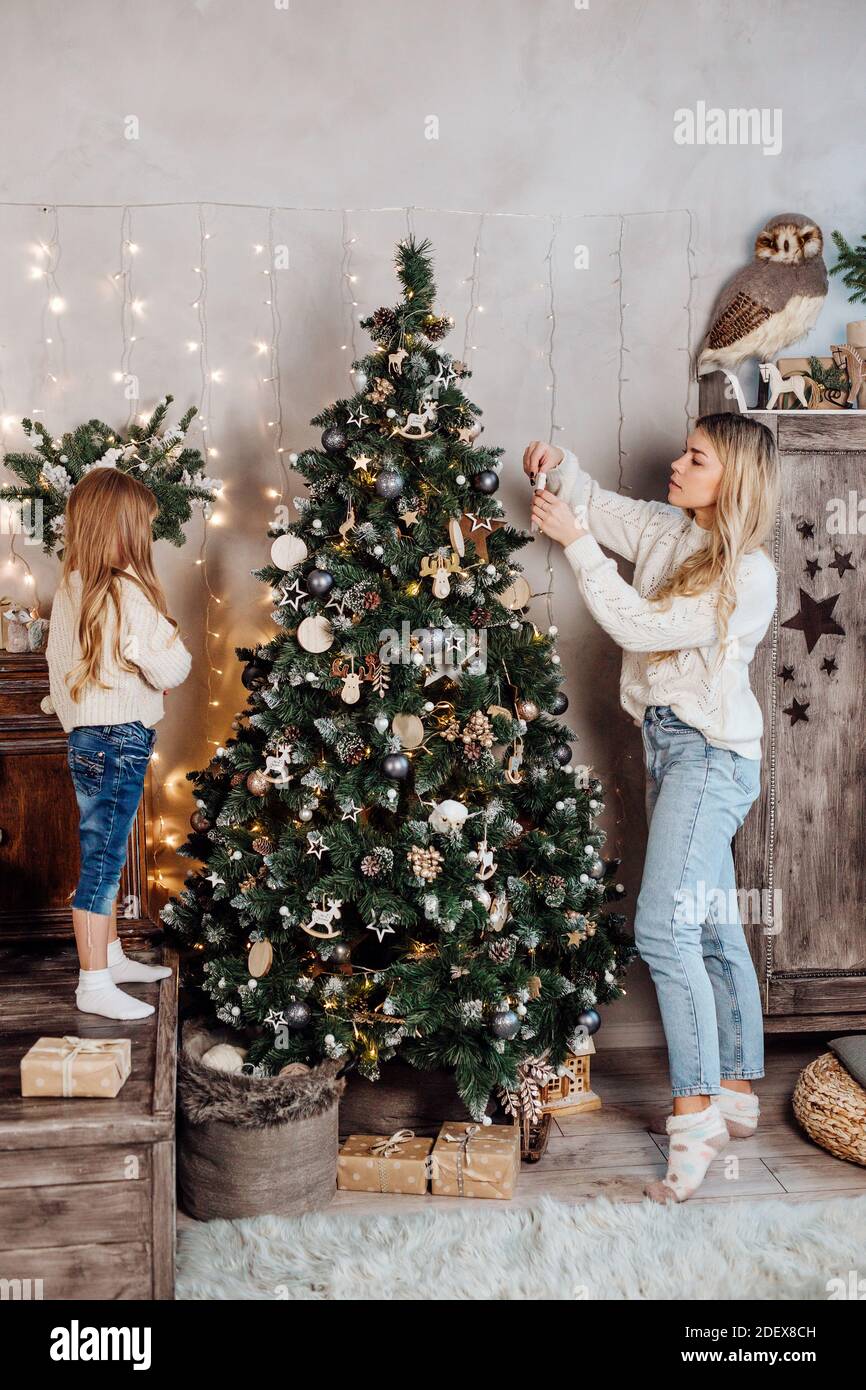 Une famille heureuse décorent l'arbre de Noël à la maison Banque D'Images