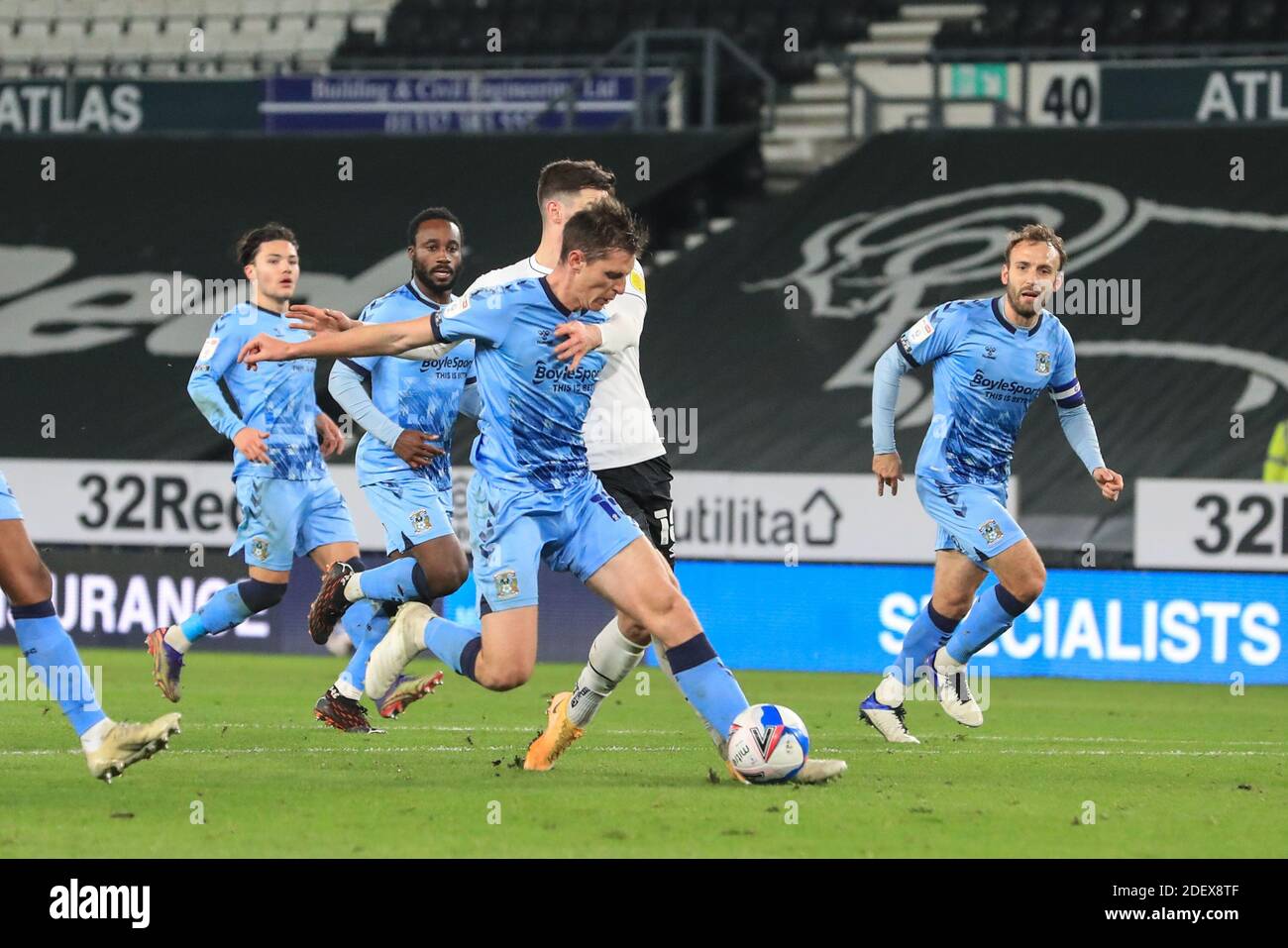 Dominic Hyam #15 de Coventry City s'attaque à Tom Lawrence #10 du comté de Derby, Lawrence appelle pour une pénalité, l'arbitre Dean Whitestone l'annonce Banque D'Images