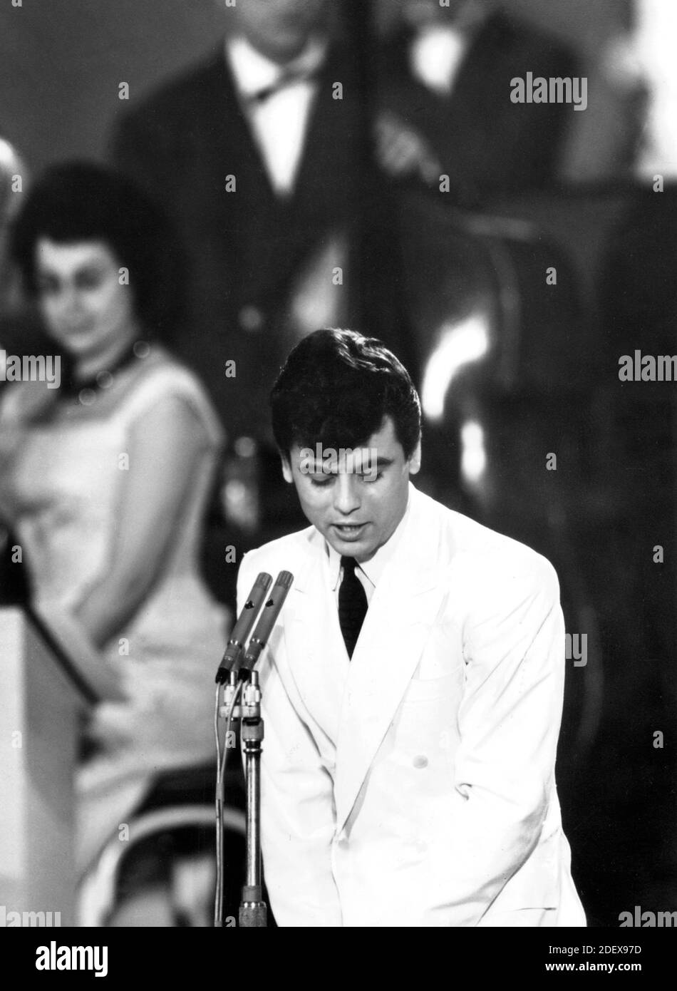 Le chanteur Little Tony (Antonio Ciacci) au 11ème Festival de la chanson italienne, Sanremo (IM), janvier 1961. --- il cantte Little Tony (Antonio Ciacci) all'11° Festival della Canzone Italiana, Sanremo (IM), Gennaio 1961. Banque D'Images