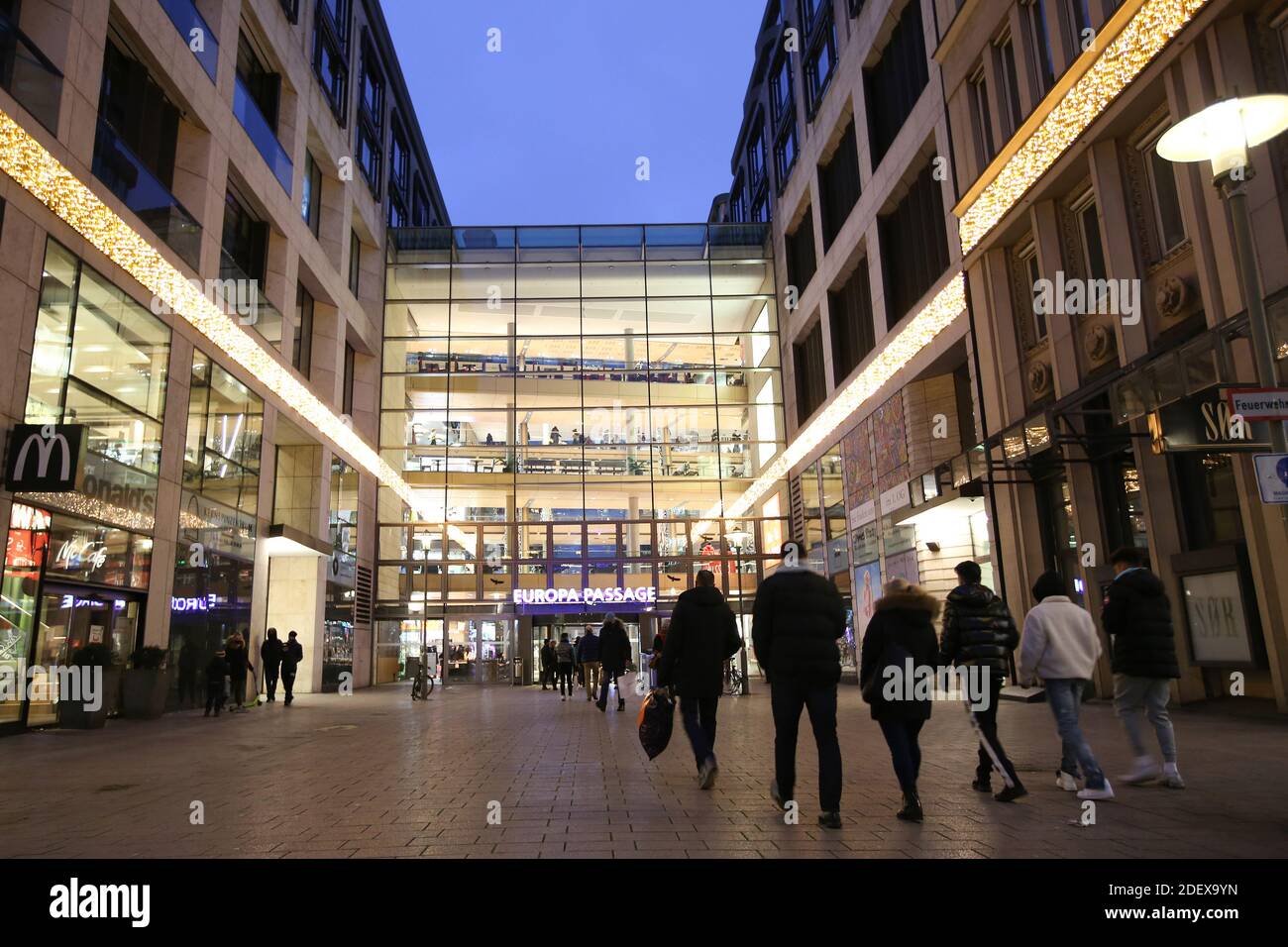 Hambourg, Allemagne. 28 novembre 2020. Les gens vont faire du shopping dans le centre-ville de Hambourg au centre commercial Europa passage. Crédit : Bodo Marks/dpa/Alay Live News Banque D'Images