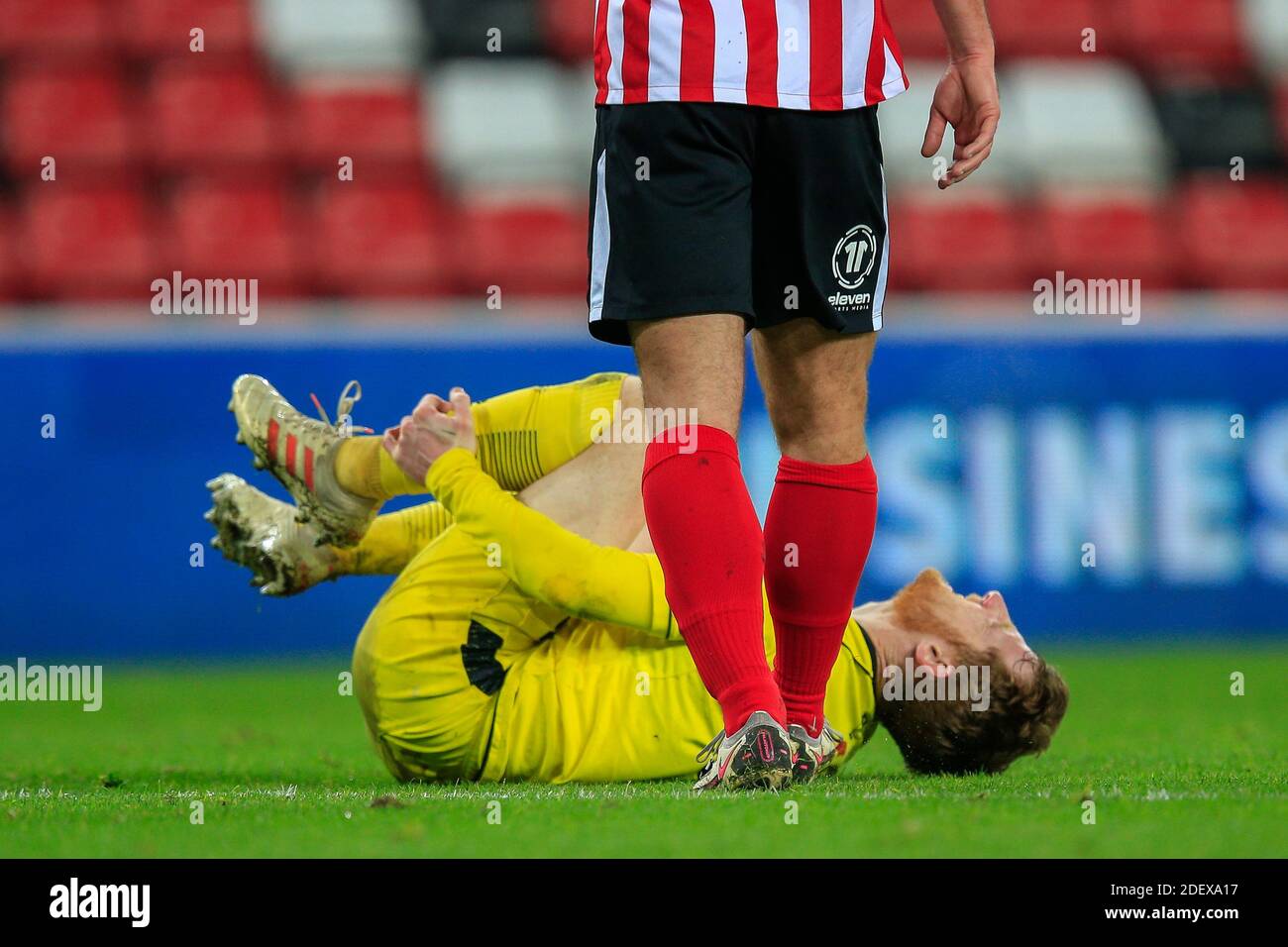 Stephen Quinn #7 de Burton Albion est blessé Banque D'Images