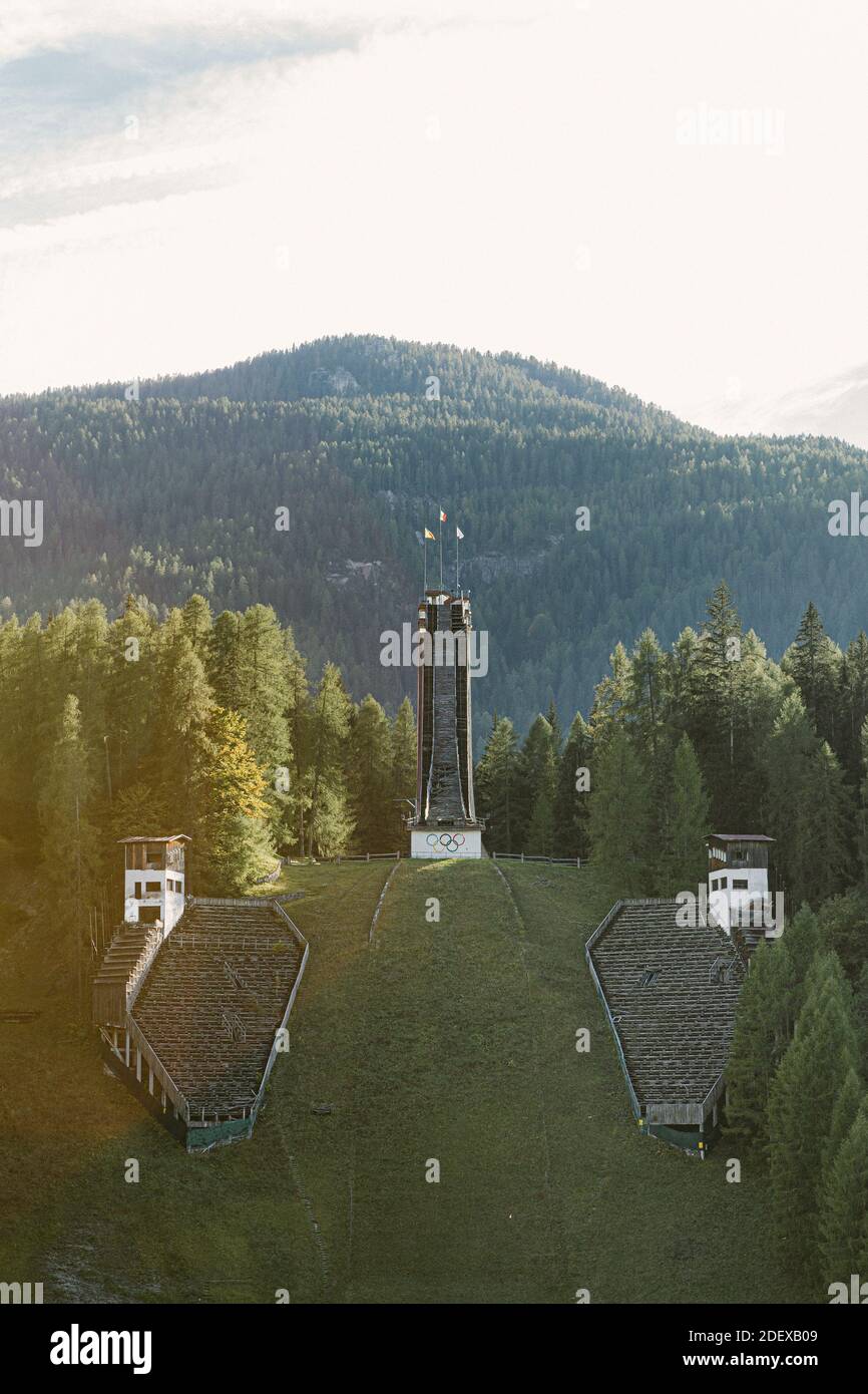 Trampolino Olimpico Italia, une colline de saut à ski (K90), construite en 1955 à Cortina d'Ampezzo, en Italie, aujourd'hui abandonnée, utilisée pour les Jeux Olympiques d'hiver Banque D'Images
