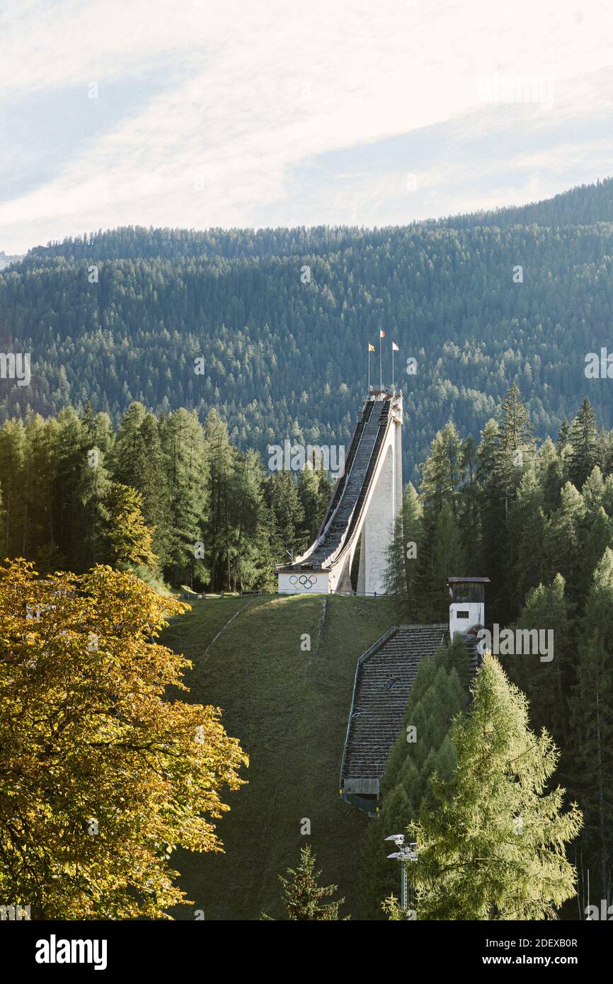 Trampolino Olimpico Italia, une colline de saut à ski (K90), construite en 1955 à Cortina d'Ampezzo, en Italie, aujourd'hui abandonnée, utilisée pour les Jeux Olympiques d'hiver Banque D'Images