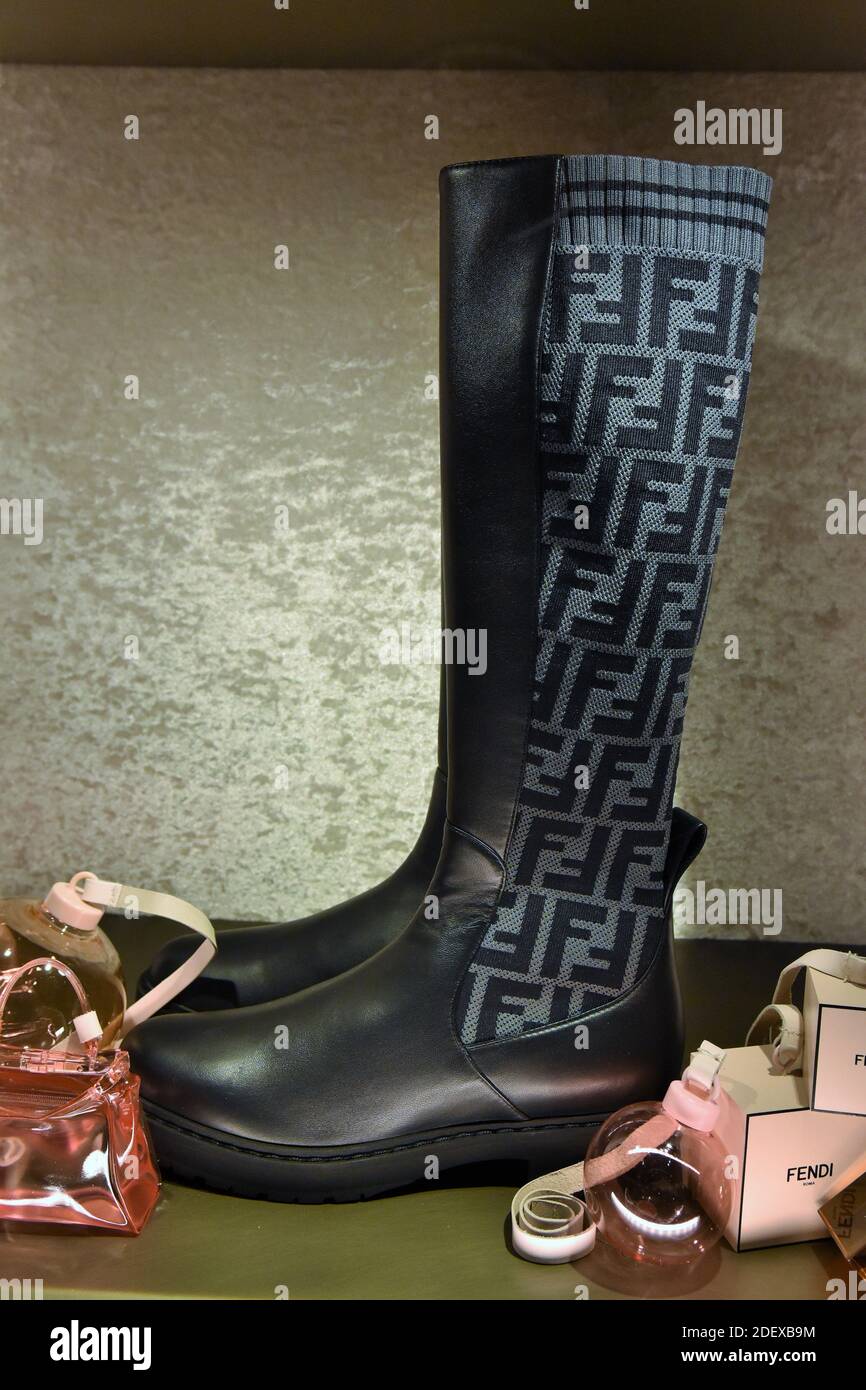 BOTTES EXPOSÉES À LA BOUTIQUE FENDI DANS LA RUE CONDOTTI Photo Stock - Alamy