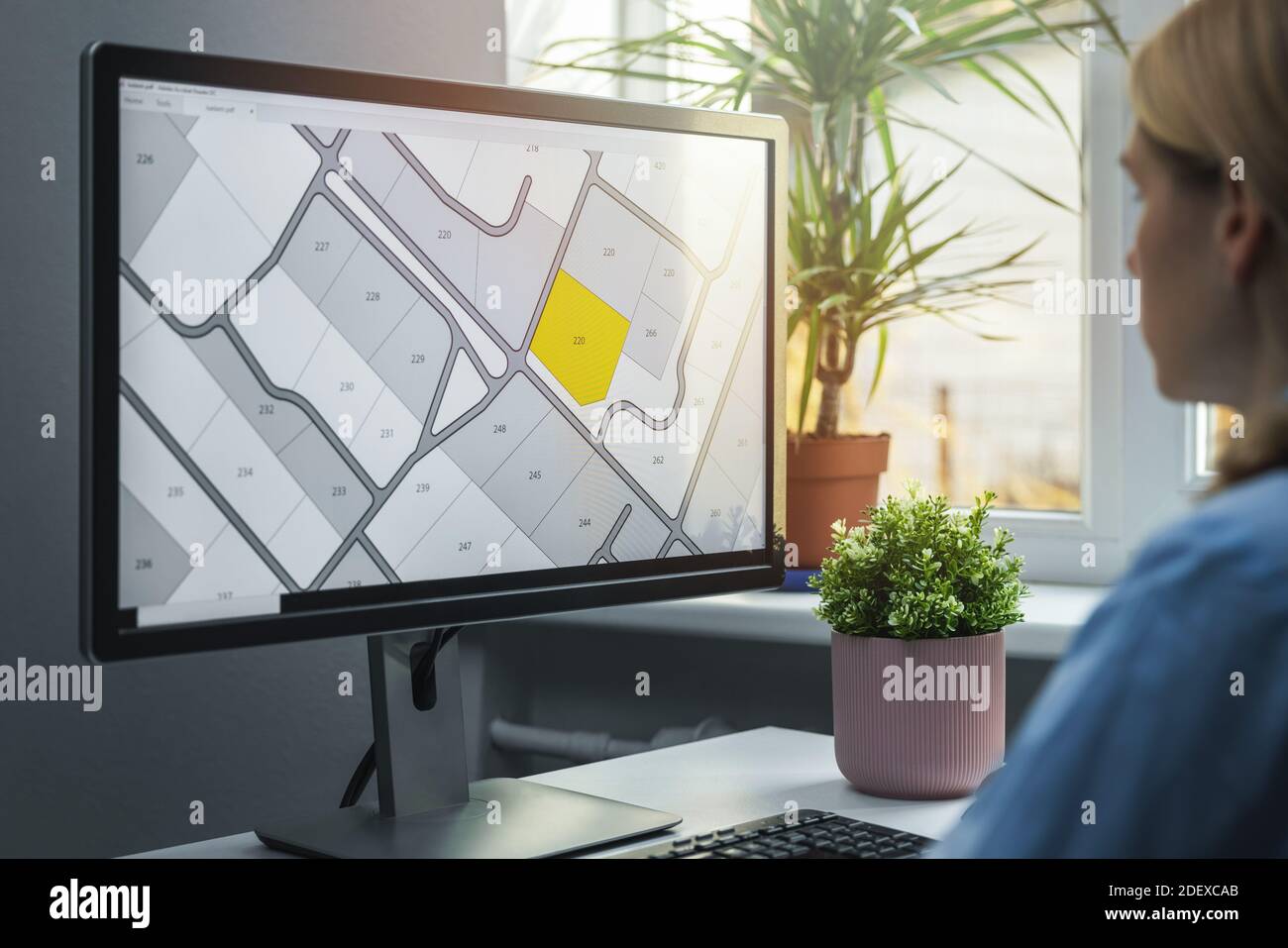 femme travaillant avec la base de données numérique de registre foncier sur  ordinateur dans bureau Photo Stock - Alamy