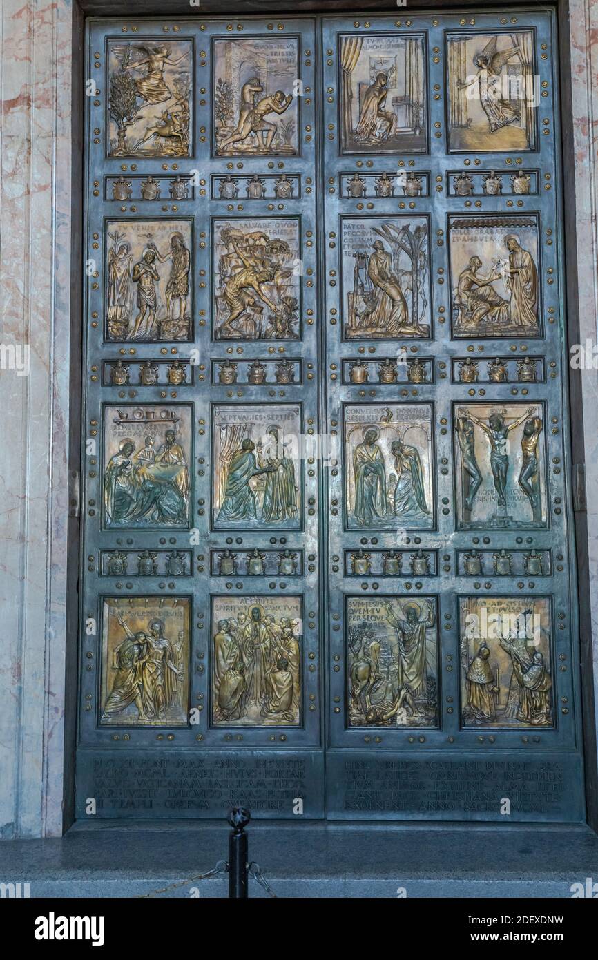 Porte Sainte à la basilique Saint-Pierre au Vatican. Rome, Italie Banque D'Images