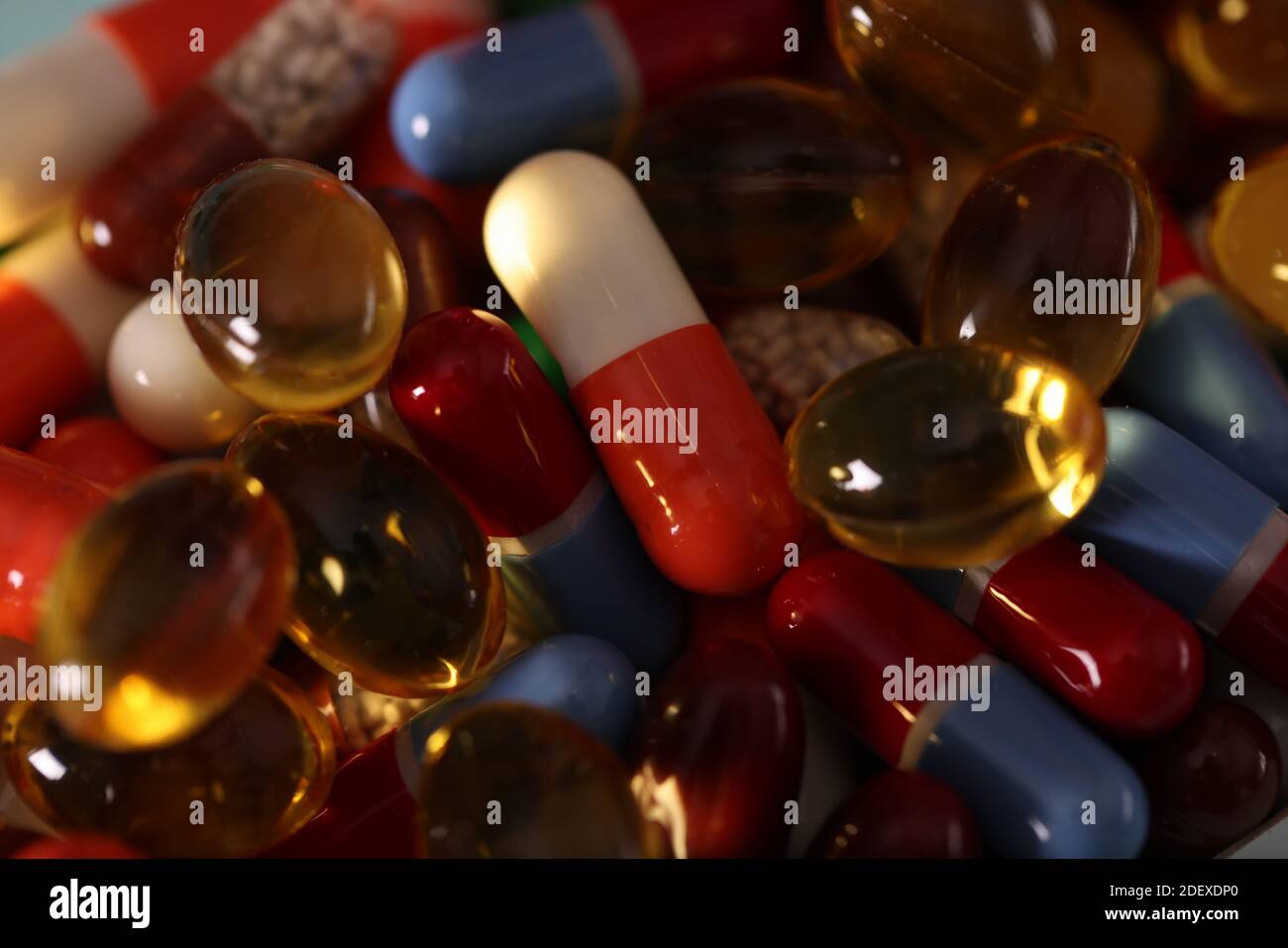 Beaucoup de pilules et capsules multicolores gros plan macro Banque D'Images