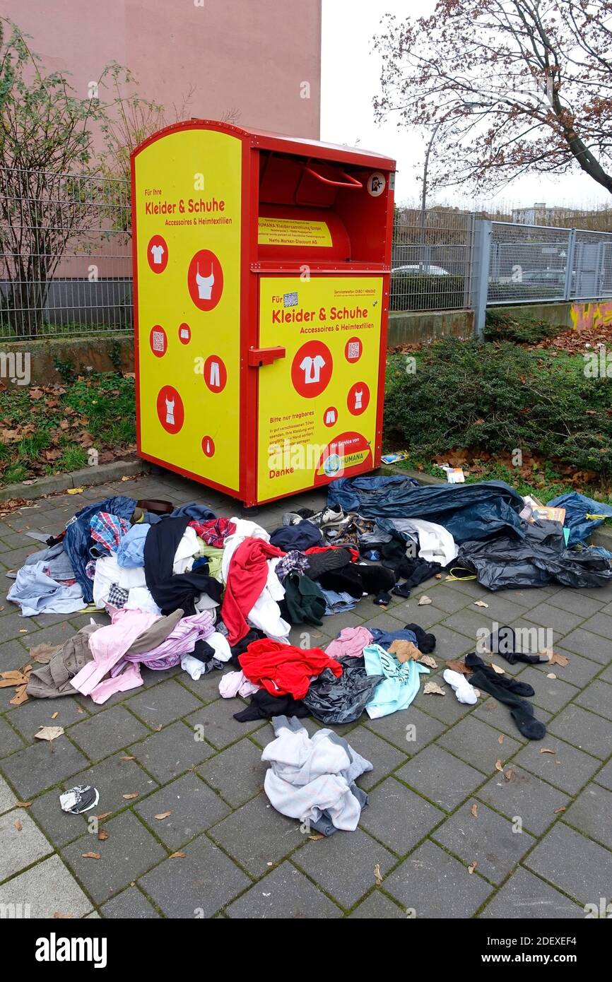 Boîte de collecte Humana pour les vêtements usagés à Berlin Banque D'Images