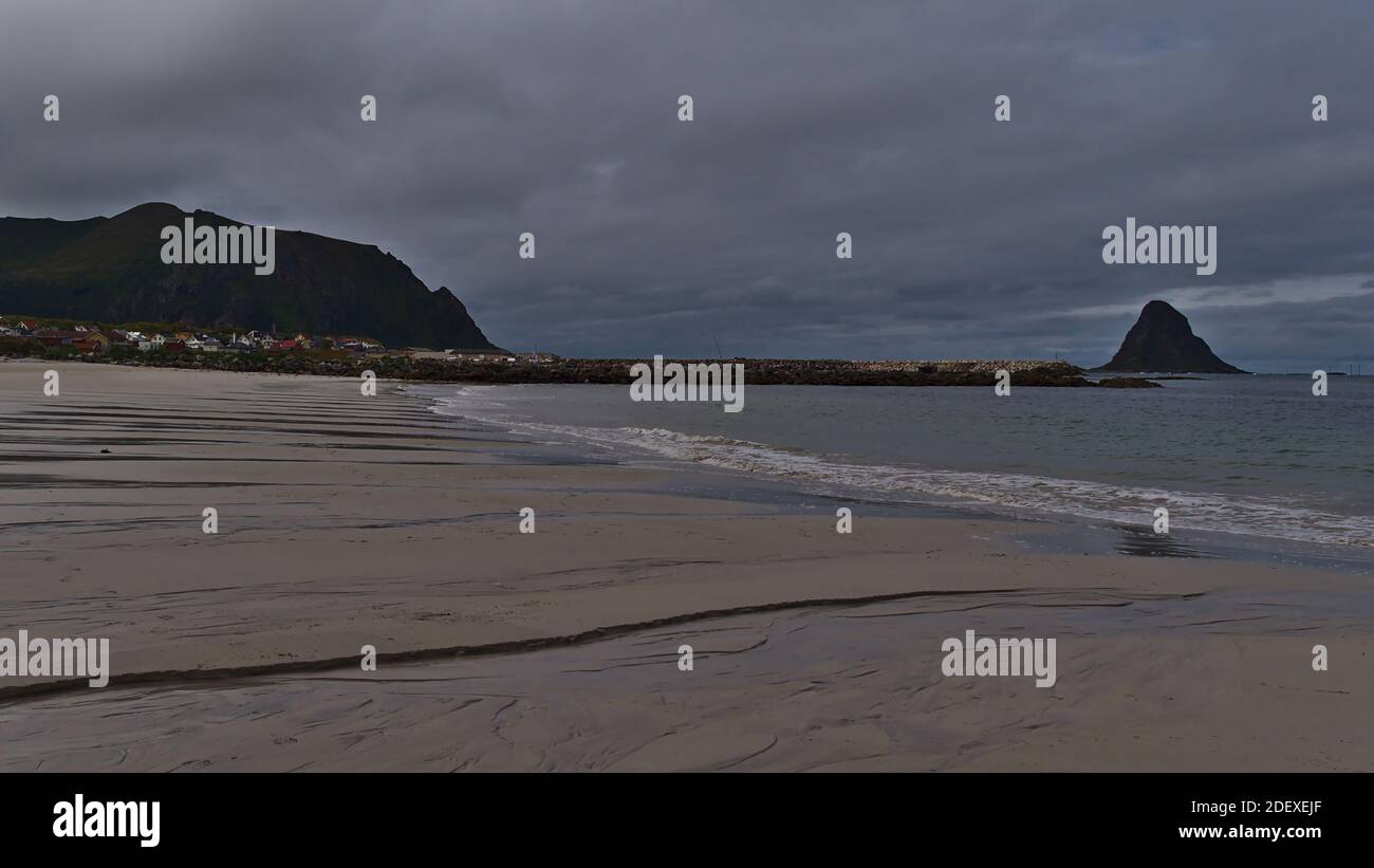 Vue paisible sur la plage de sable de Bleikstranda sur la côte de la mer de Norvège avec village de pêcheurs de Bleik sur l'île d'Andøya, Vesterålen, Norvège avec brise-lames. Banque D'Images