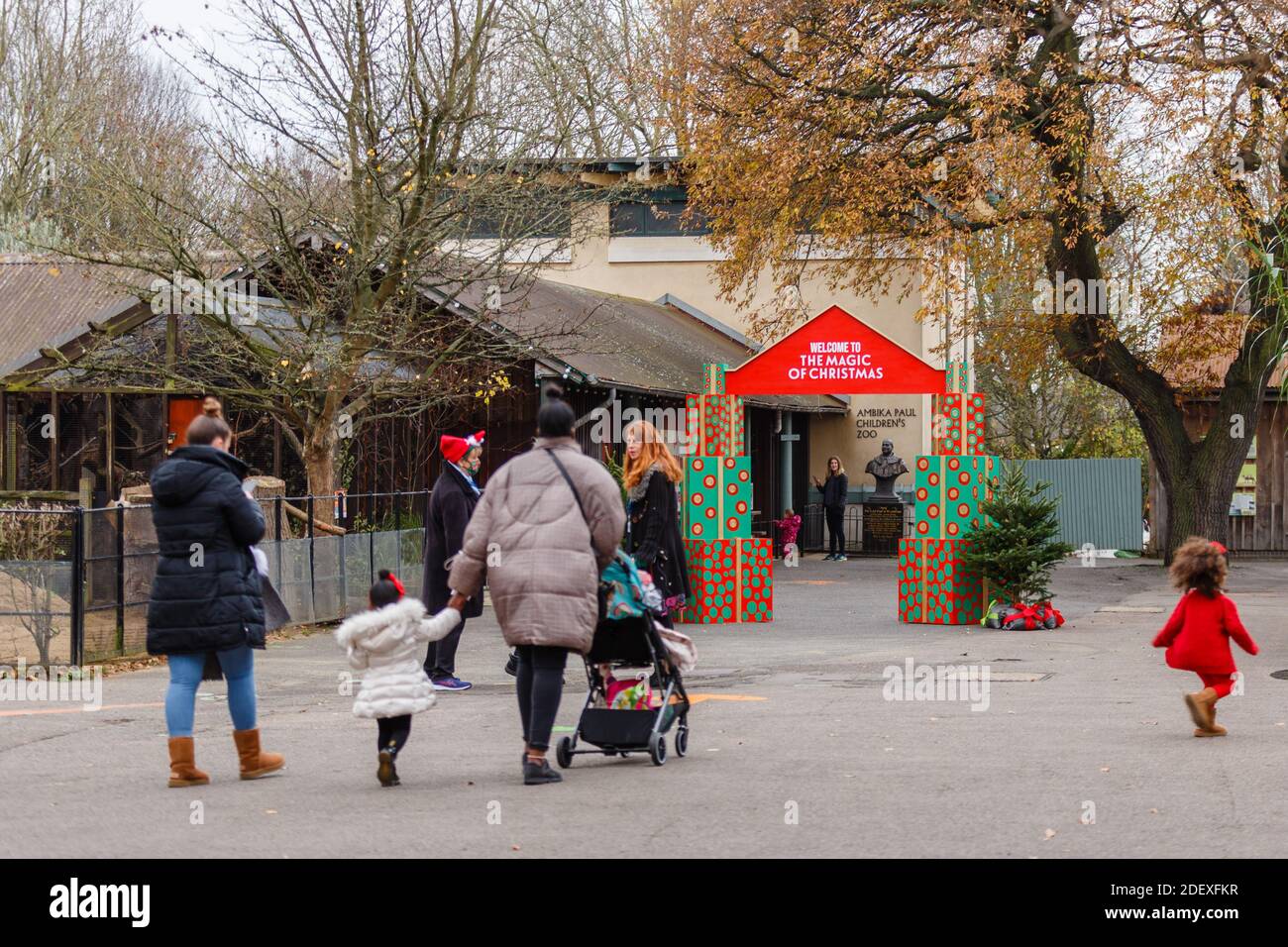 ZSL London Zoo, Regent's Park, Londres, Royaume-Uni, 2 décembre 2020.le zoo de Londres ZSL rouvre au public après un autre mois de confinement en tant que pays des merveilles festif - le sentier de la magie de Noël, une fête de Noël en plein air colorée. Crédit: amanda rose/Alamy Live News Banque D'Images