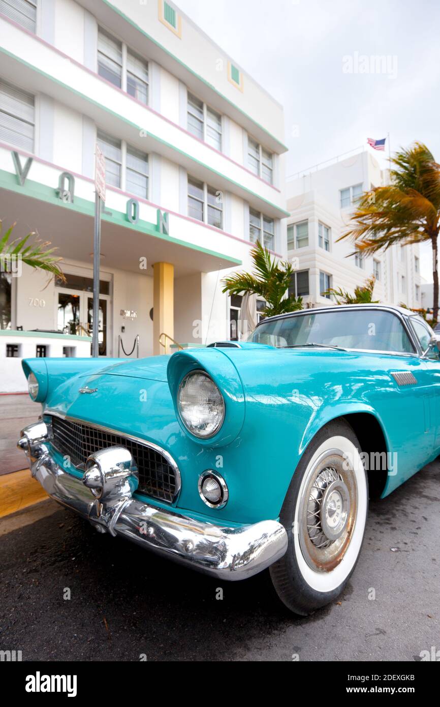 Miami Beach, Miami, Floride, États-Unis - voiture classique à Ocean Drive dans le quartier art déco de Miami. Banque D'Images
