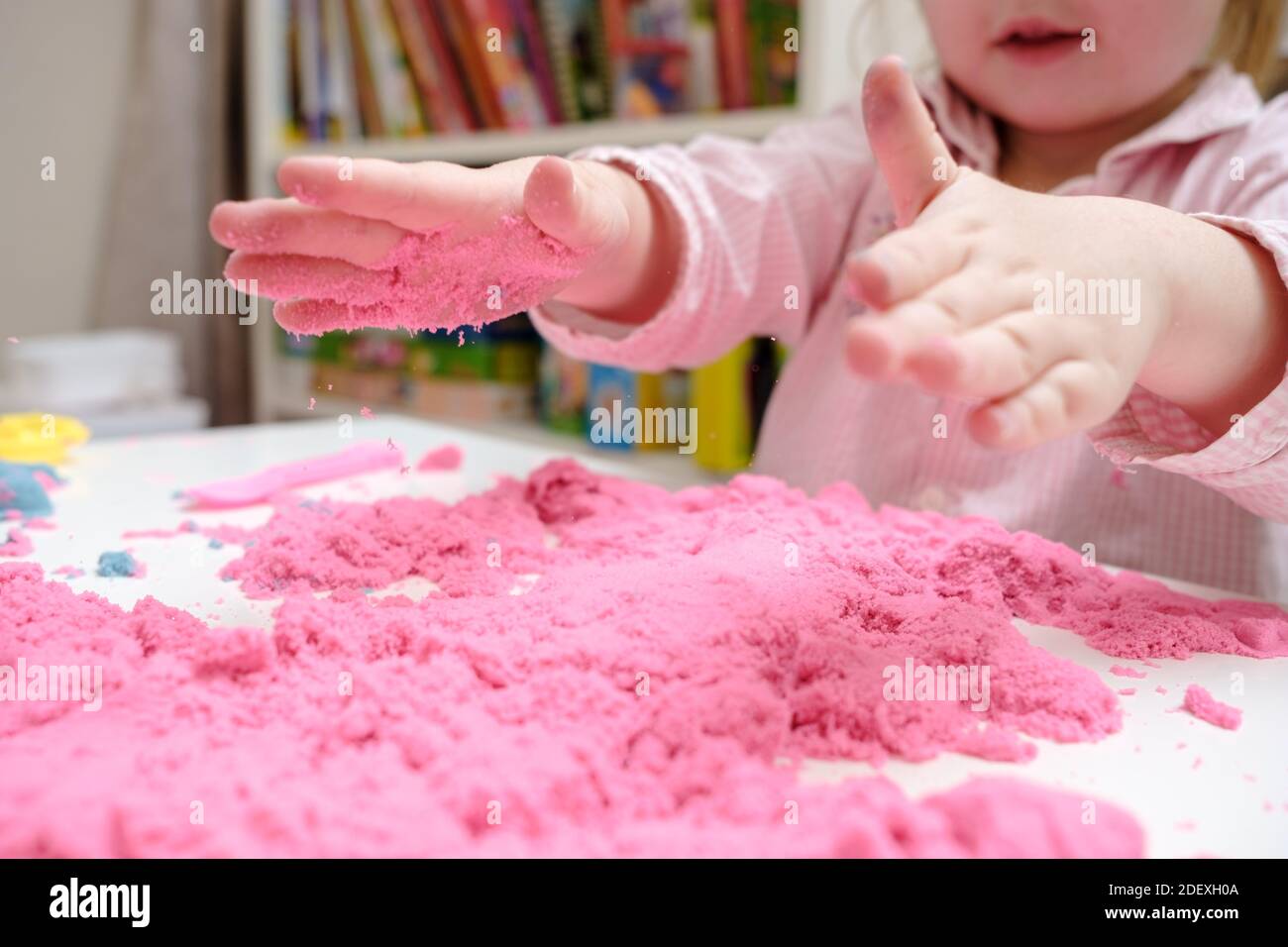 les enfants jouent avec du sable cinétique à la maison. développement de la  motricité fine, vue de dessus 14239137 Photo de stock chez Vecteezy