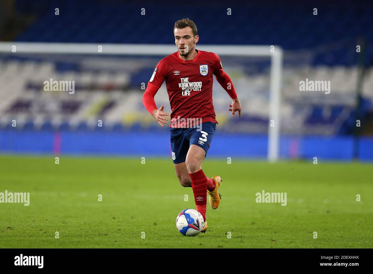 Cardiff, Royaume-Uni. 1er décembre 2020. Harry Toffolo de la ville de Huddersfield en action. Match de championnat EFL Skybet, ville de Cardiff / ville de Huddersfield au stade de Cardiff City à Cardiff, pays de Galles, le mardi 1er décembre 2020. Cette image ne peut être utilisée qu'à des fins éditoriales. Utilisation éditoriale uniquement, licence requise pour une utilisation commerciale. Aucune utilisation dans les Paris, les jeux ou les publications d'un seul club/ligue/joueur. photo par Andrew Orchard/Andrew Orchard sports Photography/Alamy Live News crédit: Andrew Orchard sports Photography/Alamy Live News Banque D'Images