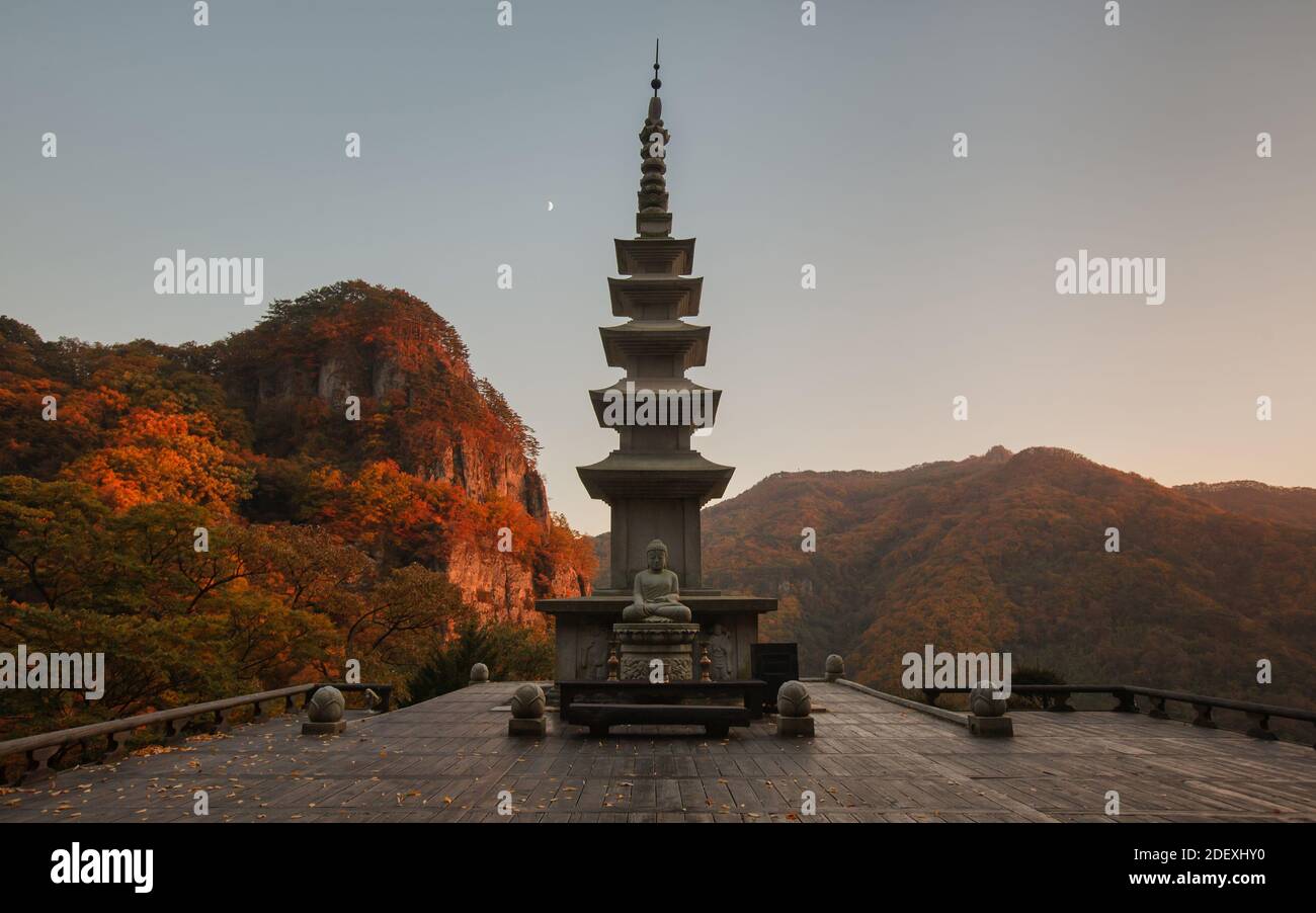 La pagode de pierre dans le temple bouddhiste à Mt. Parc provincial de Cheongryang (Corée du Sud) Banque D'Images