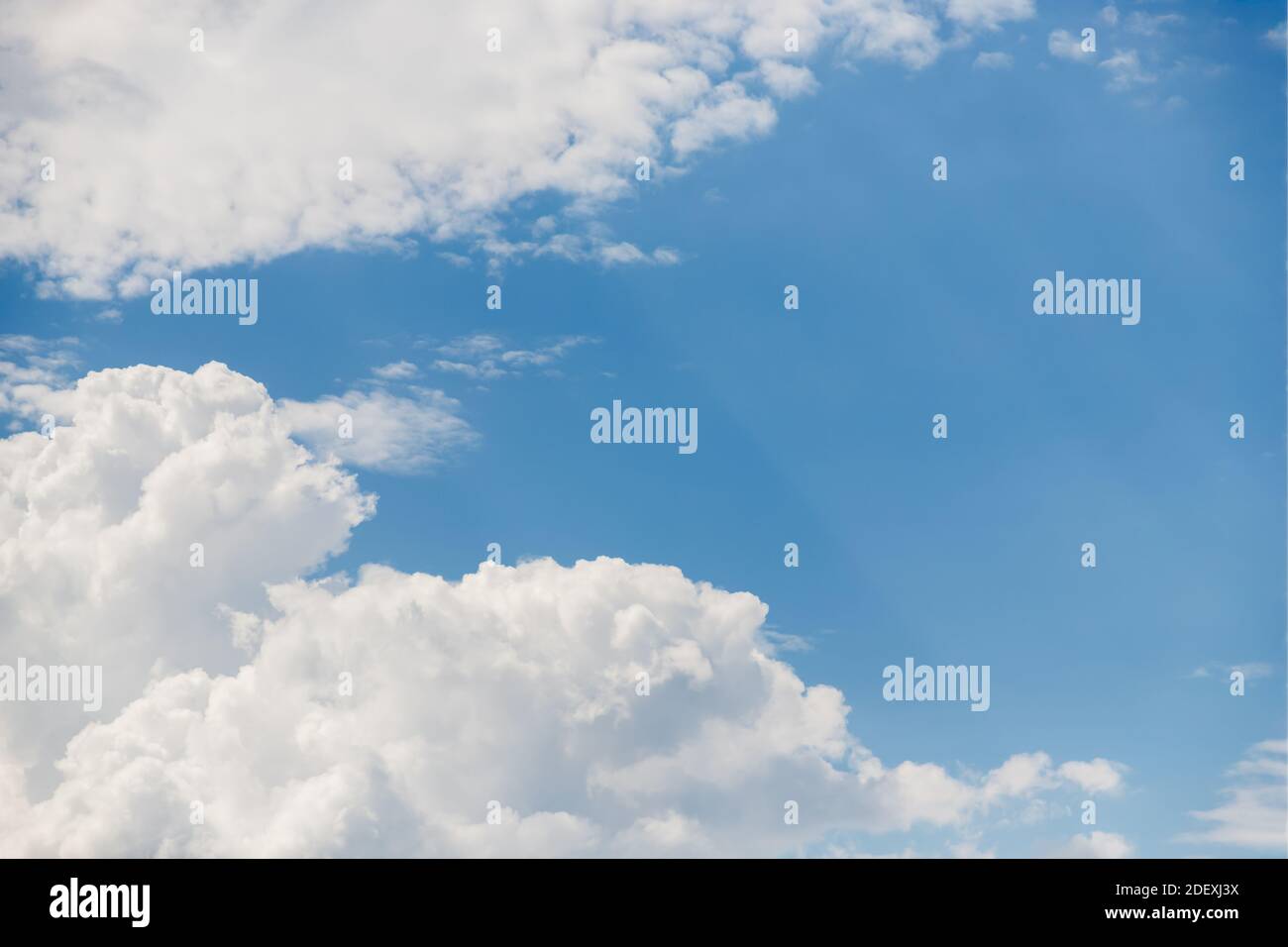 Nuages blancs moelleux dans le ciel bleu, magnifique fond de ciel avec des rayons de soleil. Copier l'espace Banque D'Images Nuages blancs moelleux dans le ciel bleu, magnifique fond de ciel avec des rayons de soleil. Copier l'espace Banque D'Images