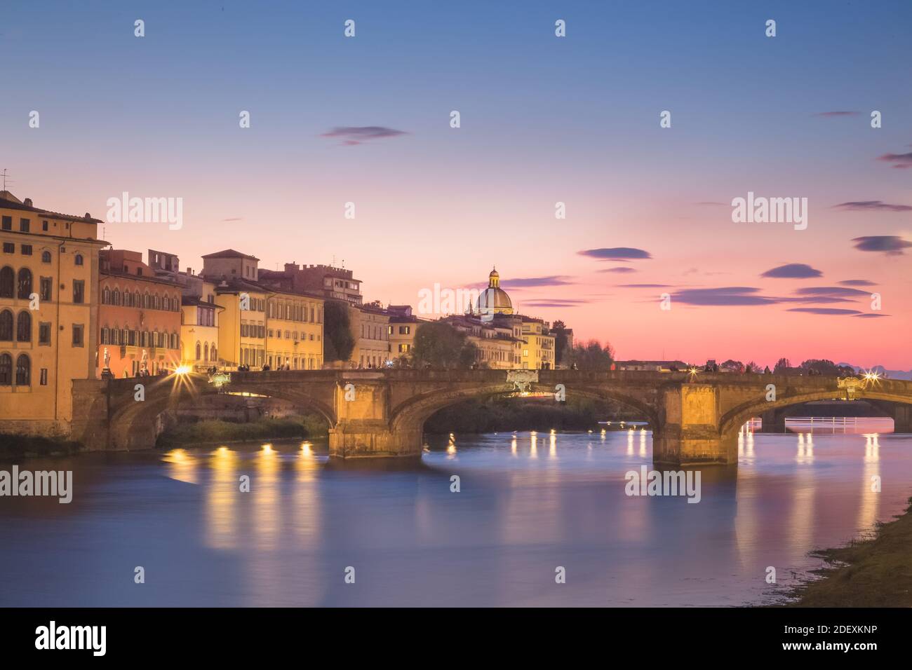 Vue sur Florence au coucher du soleil avec la rivière Arno. Banque D'Images