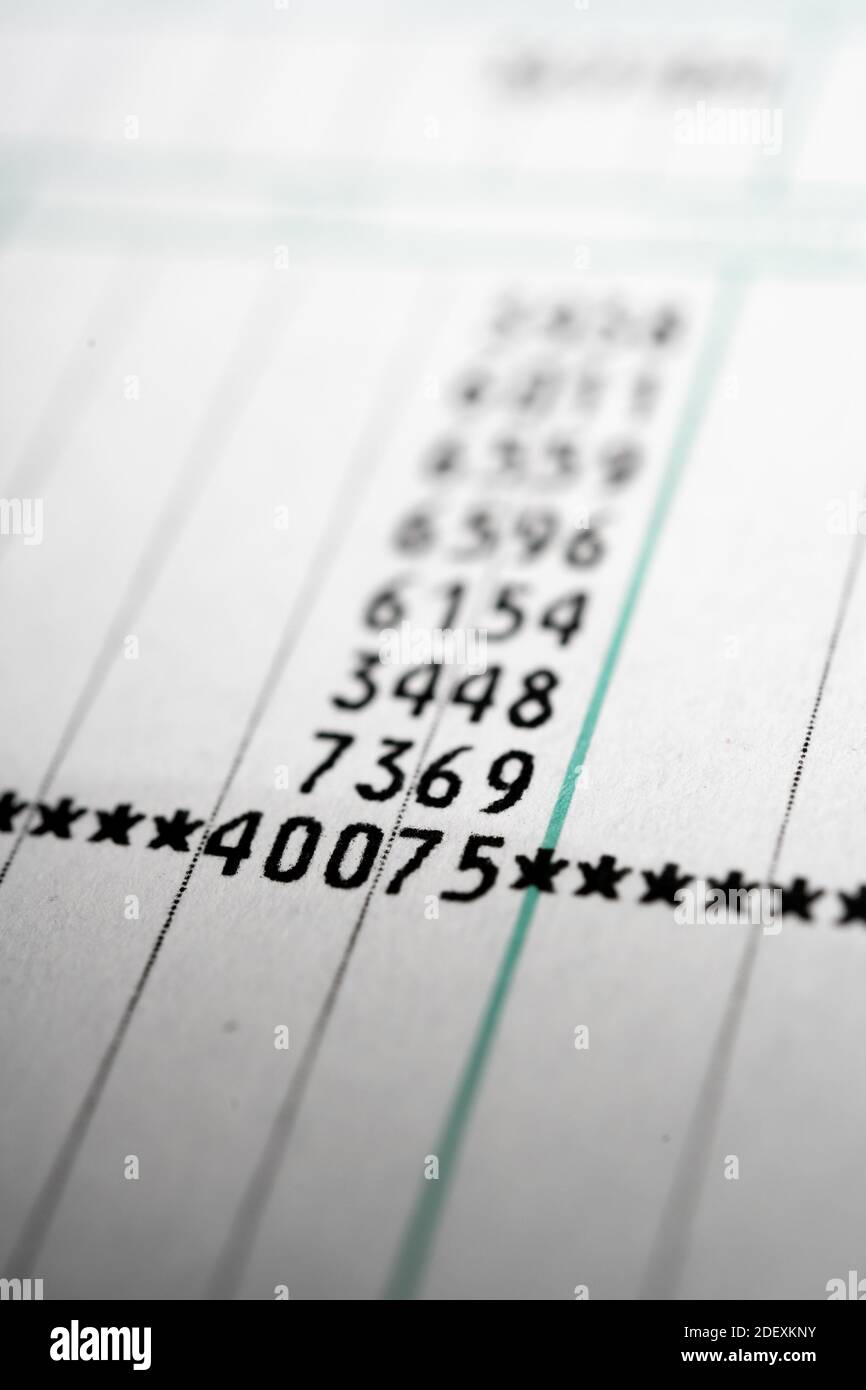 Gros plan d'une colonne de factorisation de nombres à plusieurs chiffres imprimé sur du papier blanc Banque D'Images