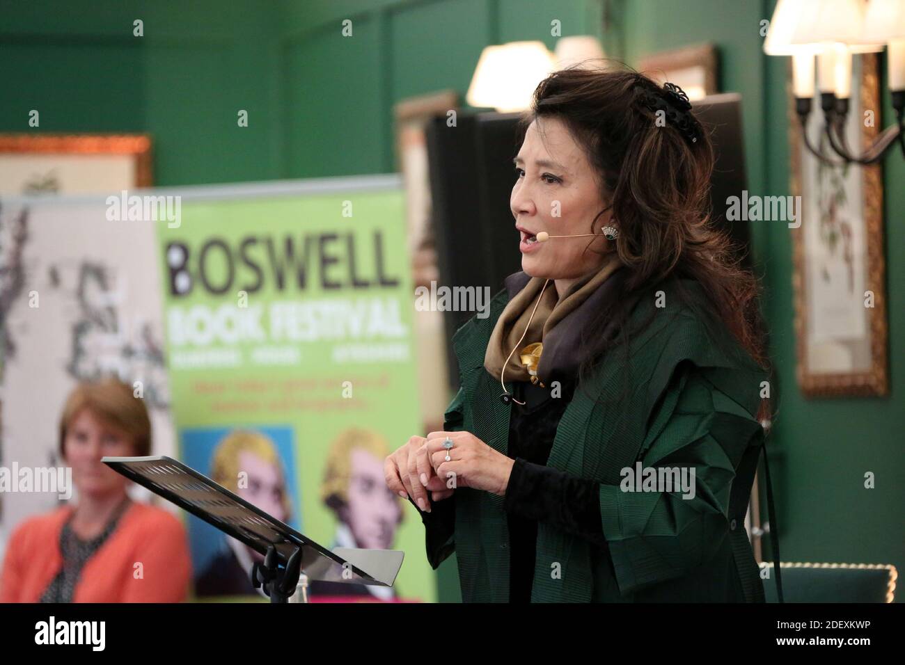 L'auteur Jung Chang au Boswell Book Festival Dumfries House, East Ayrshire, Écosse discute de son livre Empress Dowager CIXI. Jung Chang est un écrivain britannique d'origine chinoise qui vit actuellement à Londres, plus connu pour son autobiographie familiale Wild Swans, vendant plus de 10 millions d'exemplaires dans le monde entier, mais interdit en République populaire de Chine Banque D'Images