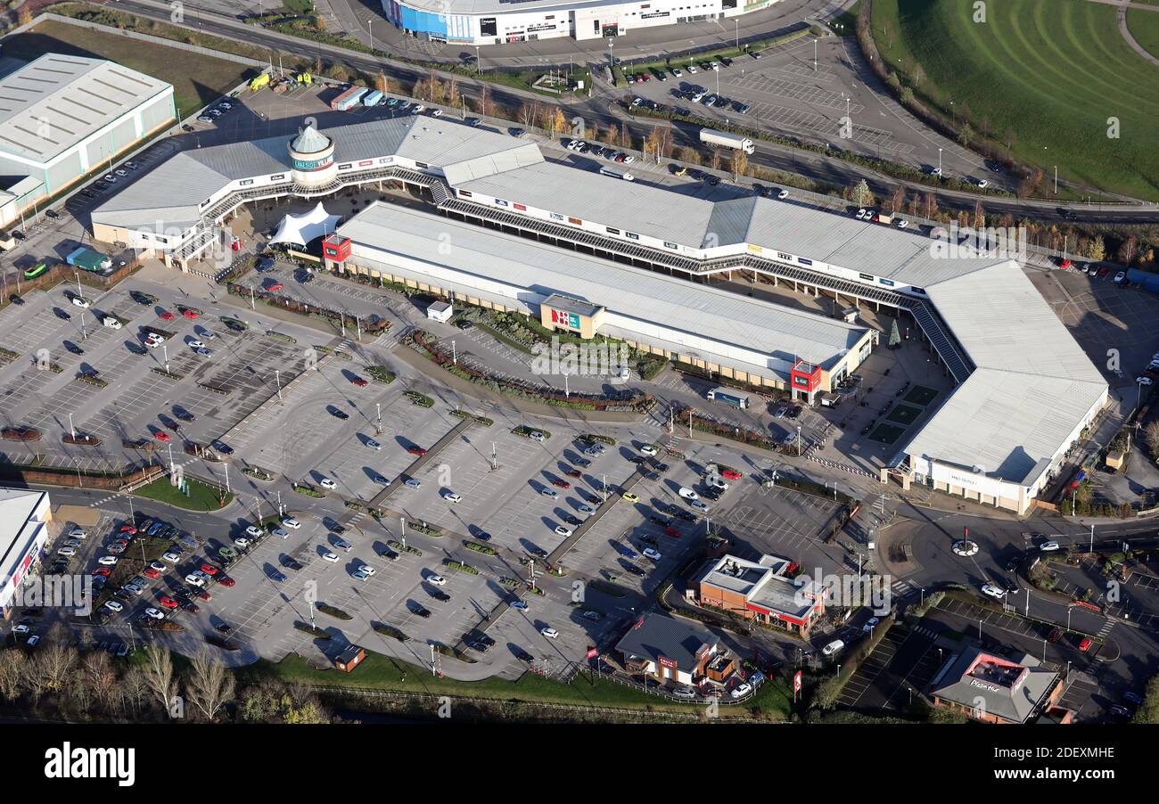Vue aérienne du complexe du centre commercial Lakeside Village Outlet à Doncaster, dans le Yorkshire du Sud, au Royaume-Uni Banque D'Images