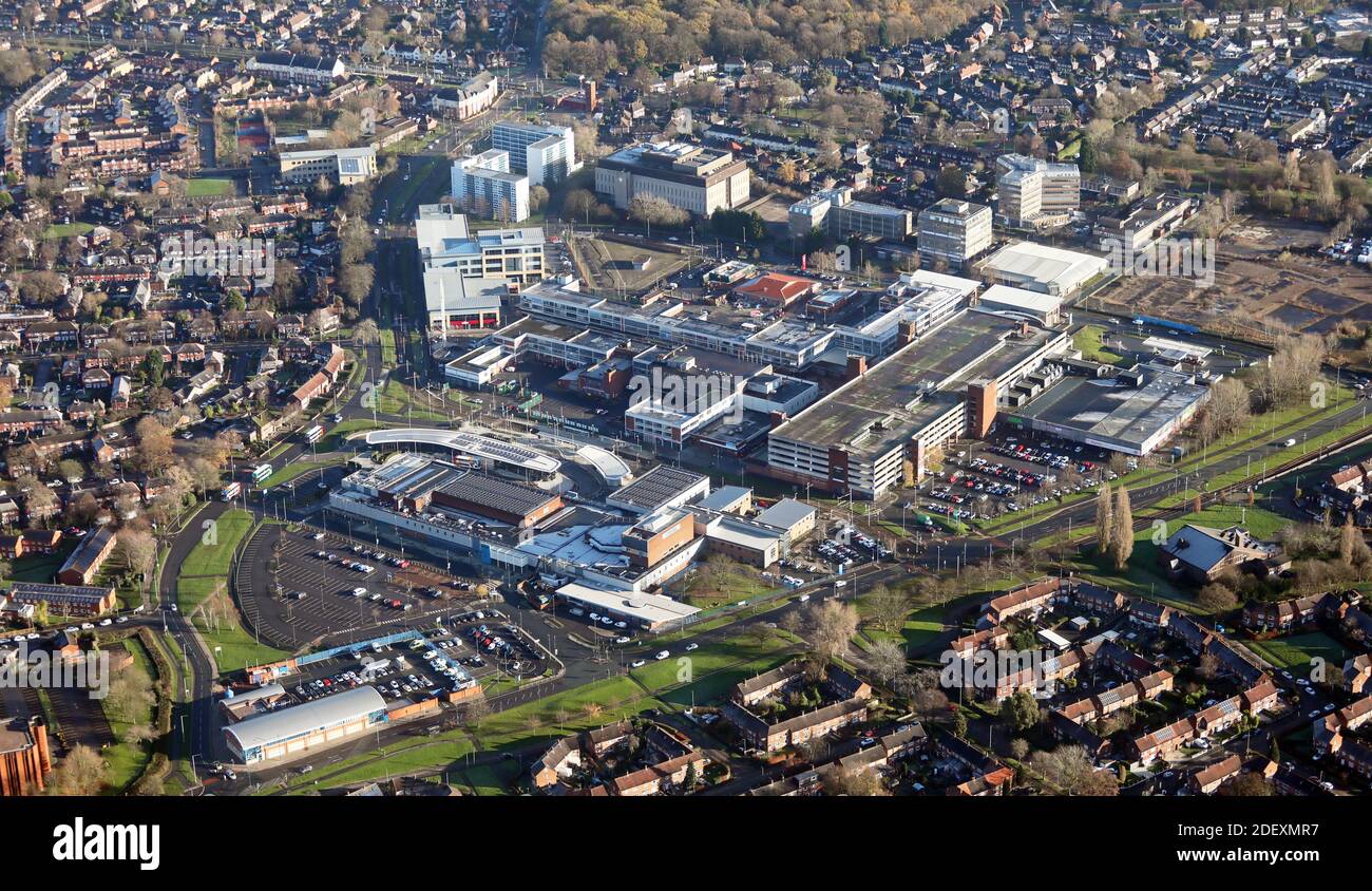 Vue aérienne du centre civique de Wythenshawe et du centre de loisirs de Wythenshawe Forum, des centres commerciaux et de loisirs du sud de Manchester, Royaume-Uni Banque D'Images