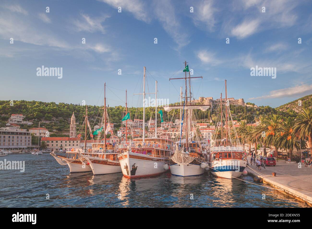 Vous pourrez prendre le ferry jusqu'au port de Hvar, en Croatie, en fin de soirée d'été. Banque D'Images