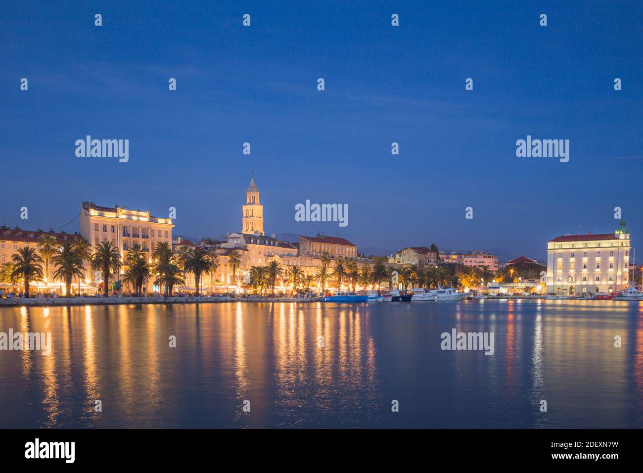Vue sur la vieille ville de Split, Croatie pendant l'heure bleue en soirée d'été. Banque D'Images
