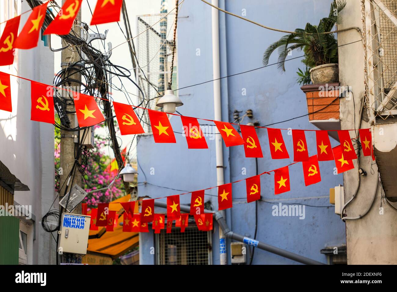 Banderole de drapeaux vietnamiens d'une étoile jaune sur fond rouge et marteau et faucille, Ho Chi Minh ville, Vietnam, Asie Banque D'Images