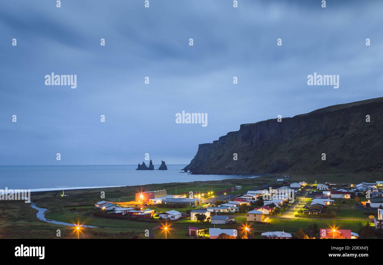 Vue de l'heure bleue de Vik dans le sud de l'Islande prise de Église de Reyniscyrka Banque D'Images