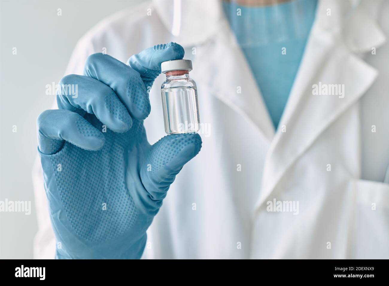 Médecin tenant le flacon de vaccin, à portée de main avec une attention sélective Banque D'Images