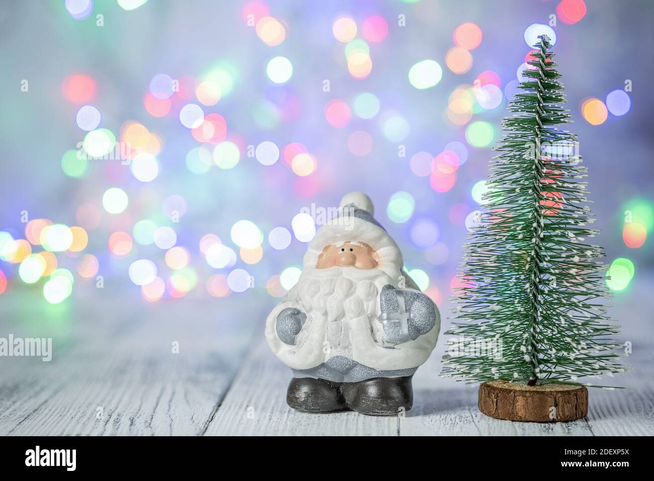 Carte De Vœux De Noel Avec Joli Pere Noel Decoratif Et Sapin Espace De Copie Pour Votre Texte Image Photo Stock Alamy