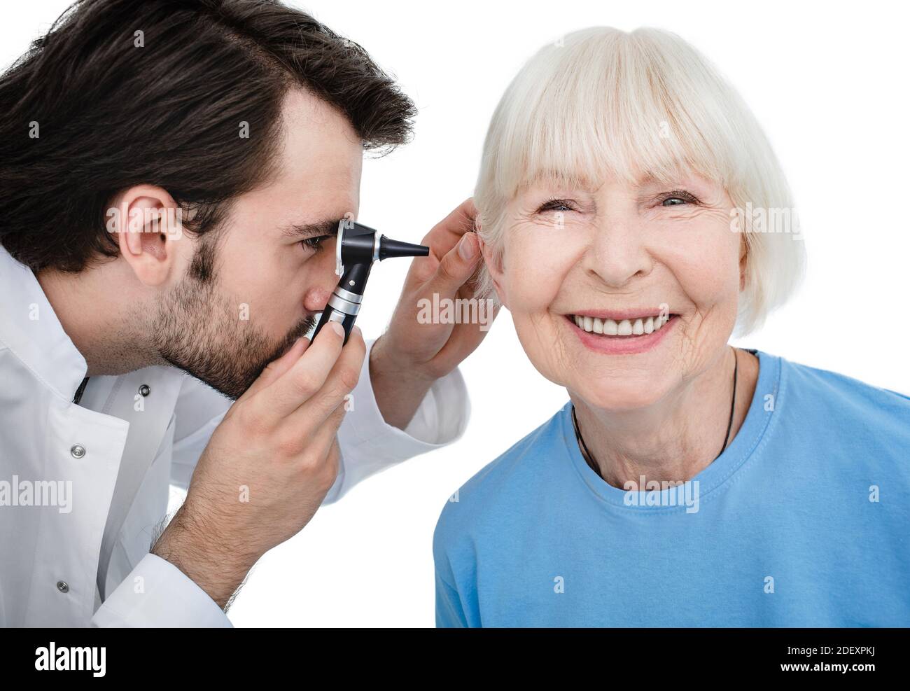 Examen d'audition. Femme âgée pendant un test auditif, audiologiste avec un  otoscope vérifiant l'oreille d'un patient âgé, gros plan Photo Stock - Alamy