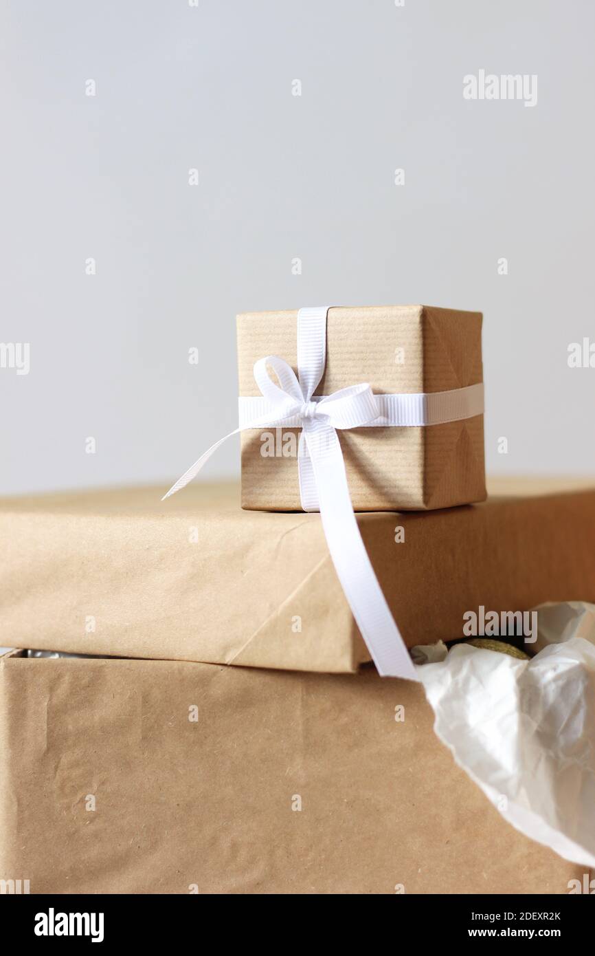 Gros plan sur une boîte cadeau emballée. Arrière-plan de Noël avec espace de copie. Banque D'Images