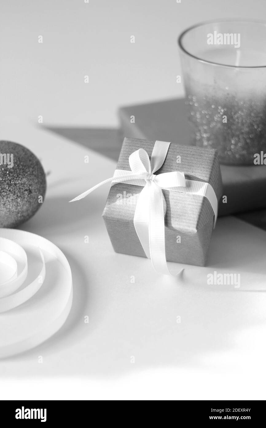 Boîte cadeau des fêtes avec ornements. Décoration de Noël. Banque D'Images