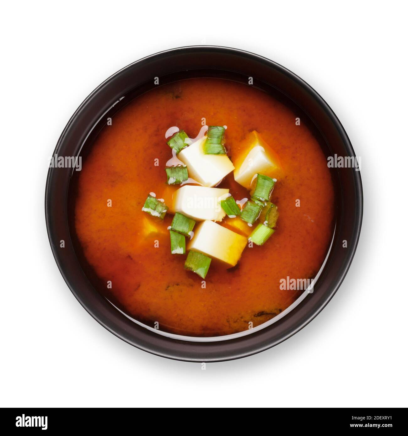 Soupe japonaise traditionnelle miso avec tofu et oignon de printemps. Isolé sur fond blanc. Plan d'étapage avec vue de dessus Banque D'Images