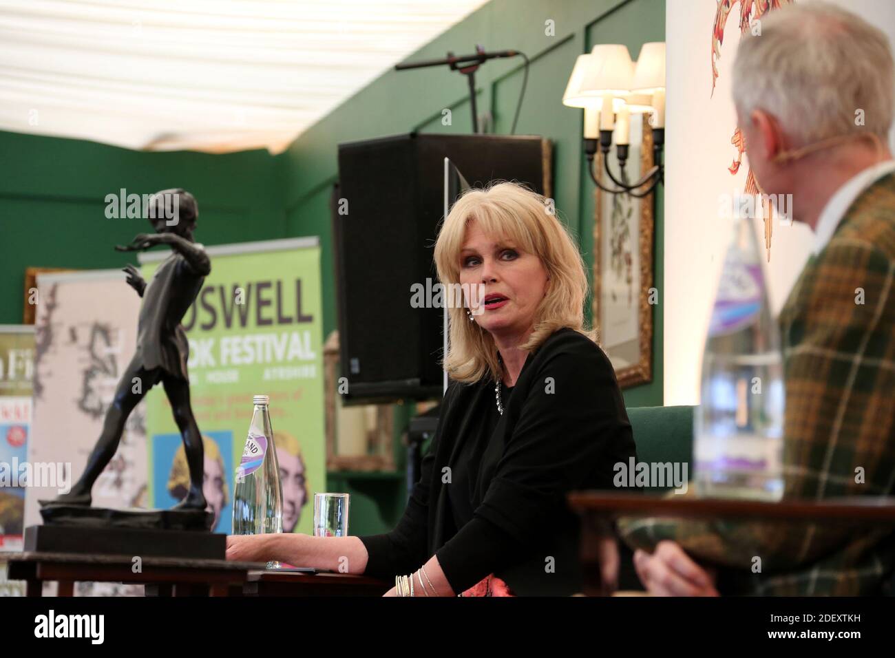 Joanna Lumley OBE au Boswell Book Festival Dumfries House, East Ayrshire, Écosse, Royaume-Uni avec James KNOX Président du Boswell Trust Banque D'Images