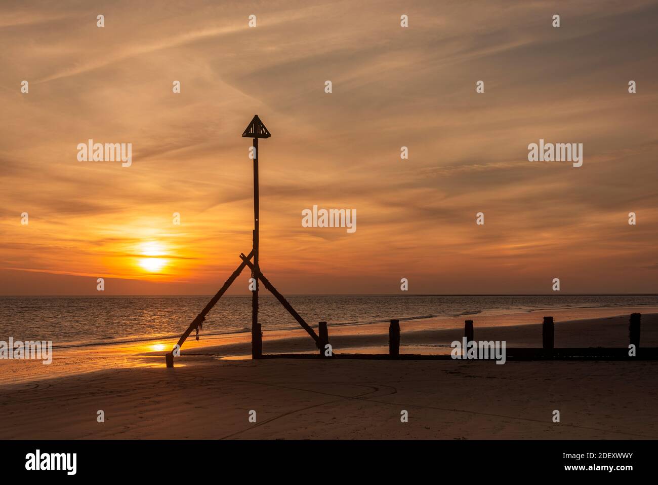 Coucher de soleil doré sur la mer à Selsey Bill, West Sussex, Royaume-Uni Banque D'Images