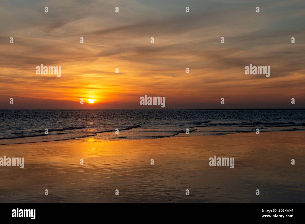 Coucher de soleil doré sur la mer à Selsey Bill, West Sussex, Royaume-Uni Banque D'Images