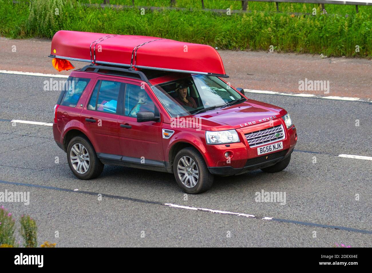 2006 rouge Land Rover Freelander HSE Td4 ; circulation routière, véhicules en mouvement, voitures, véhicule roulant sur les routes britanniques, moteurs, conduite sur l'autoroute M6 réseau routier britannique. Banque D'Images