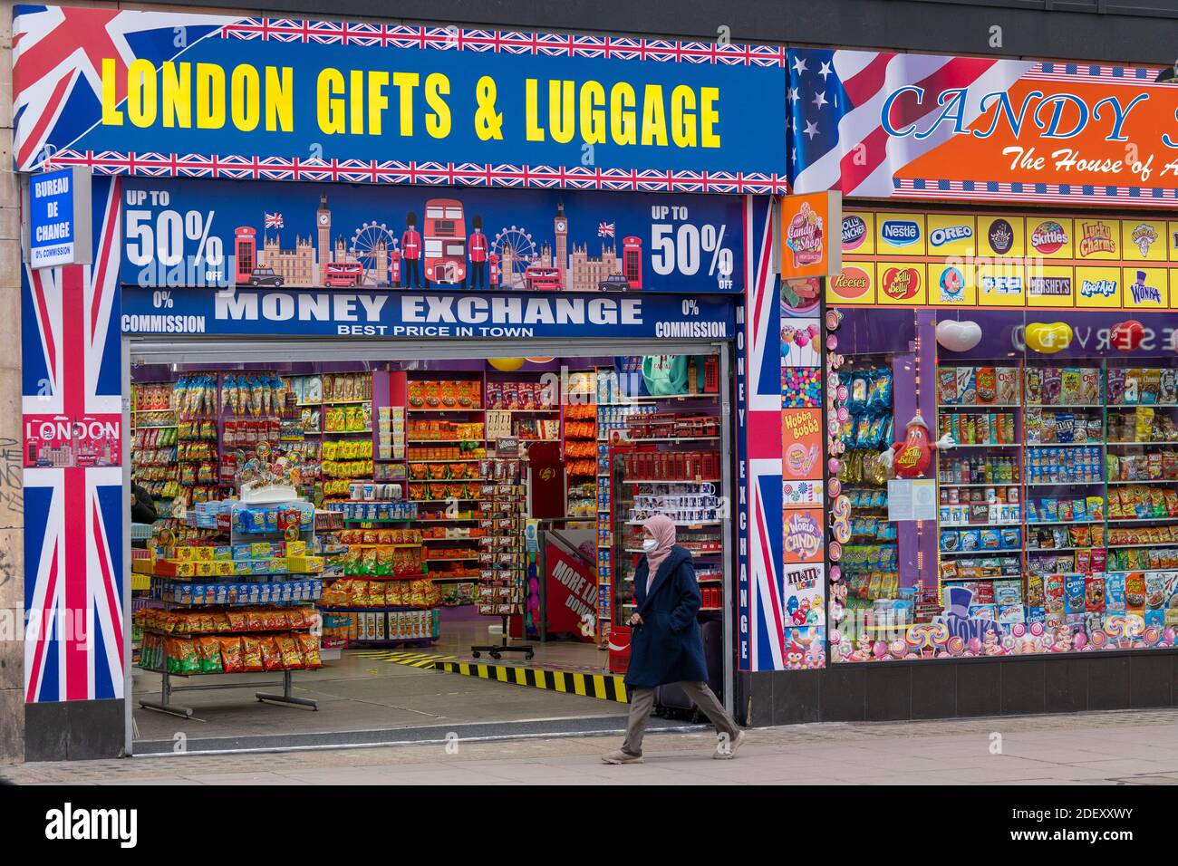 Londres, Angleterre. 02 décembre 2020. Un magasin de souvenirs et de bagages londonien lumineux et coloré ouvre ses portes après 27 jours d'isolement national à Oxford Street, dans le centre de Londres, au Royaume-Uni. (Photo de Sam Mellish / Alamy Live News) Banque D'Images