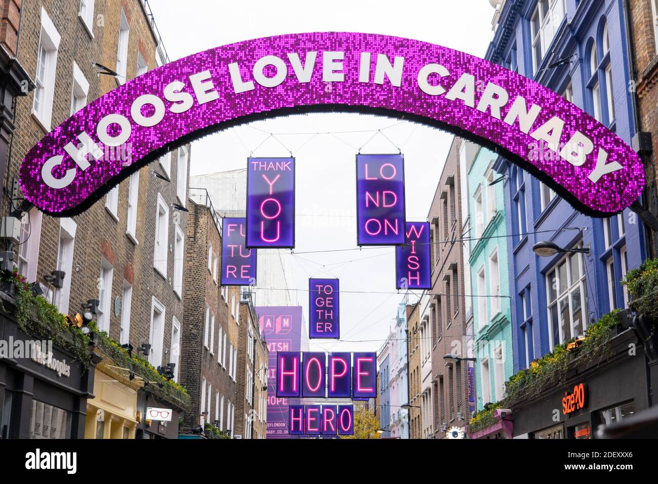 Londres, Angleterre. 02 décembre 2020. Une grande décoration rose « Choose Love in Carnaby » sur Carnaby Street, dans le centre de Londres, au Royaume-Uni. (Photo de Sam Mellish / Alamy Live News) Banque D'Images