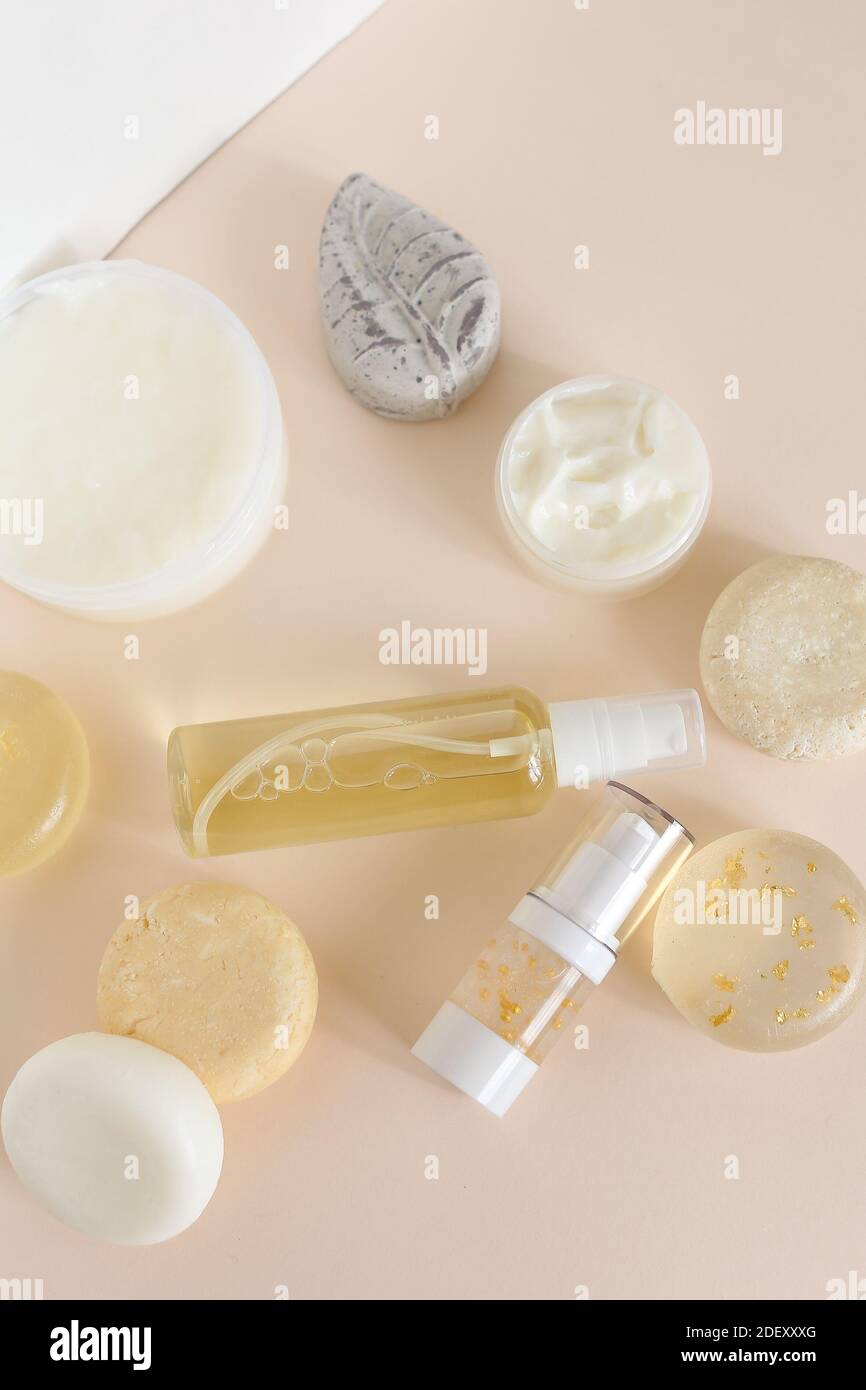 Vaporisez des flacons avec des lotions et des savons écologiques pour les soins de santé. Banque D'Images
