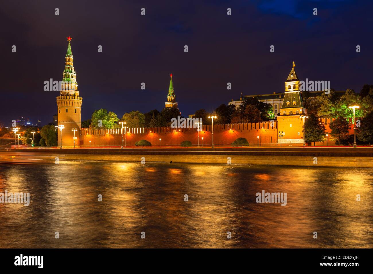 Vue nocturne du Kremlin de Moscou et de la rivière Moskva, Moscou, Russie Banque D'Images
