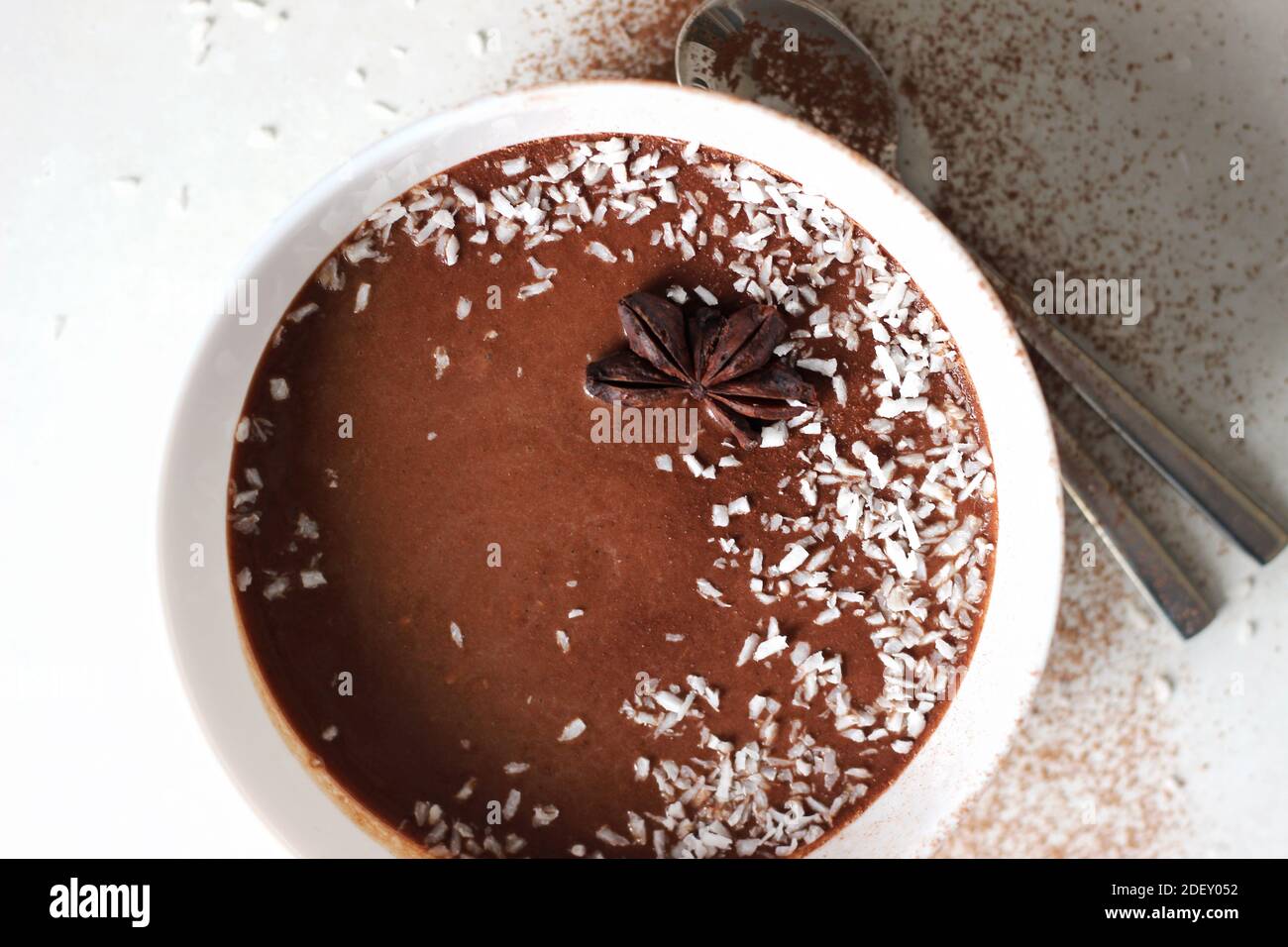 Gros plan sur la mousse au chocolat à la noix de coco et au cacao. Délicieux dessert maison. Banque D'Images