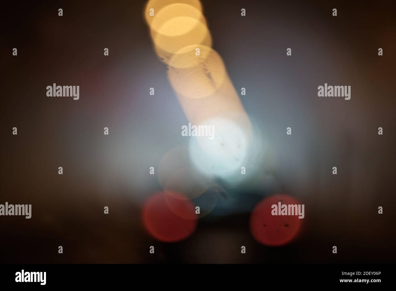 L'arrière-plan du trafic automobile est flou. Le flou visualizies la mauvaise vision de l'œil. Voitures traversant le tunnel. Banque D'Images