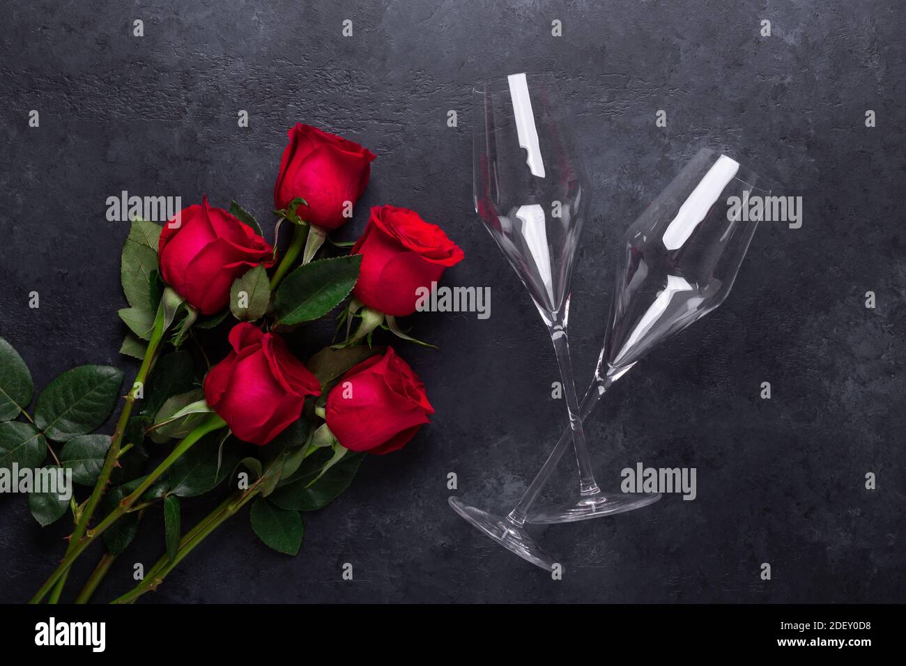 Coeur Rouge Avec Des Fleurs Roses Banque D Image Et Photos Alamy
