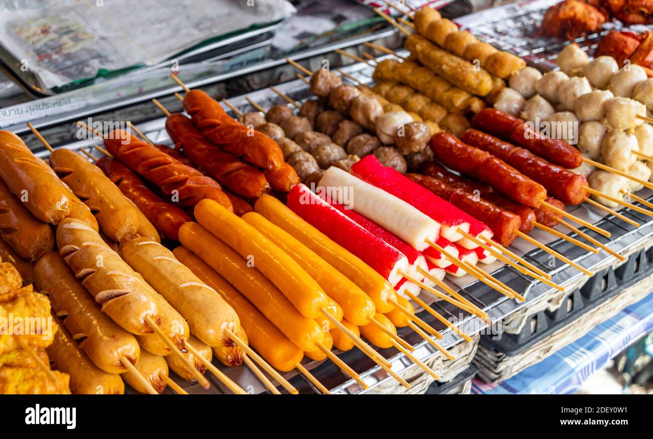 Brochettes de poulet à la saucisse boulettes de poisson au grill Bangrak Market Ko Samui Thaïlande. Banque D'Images