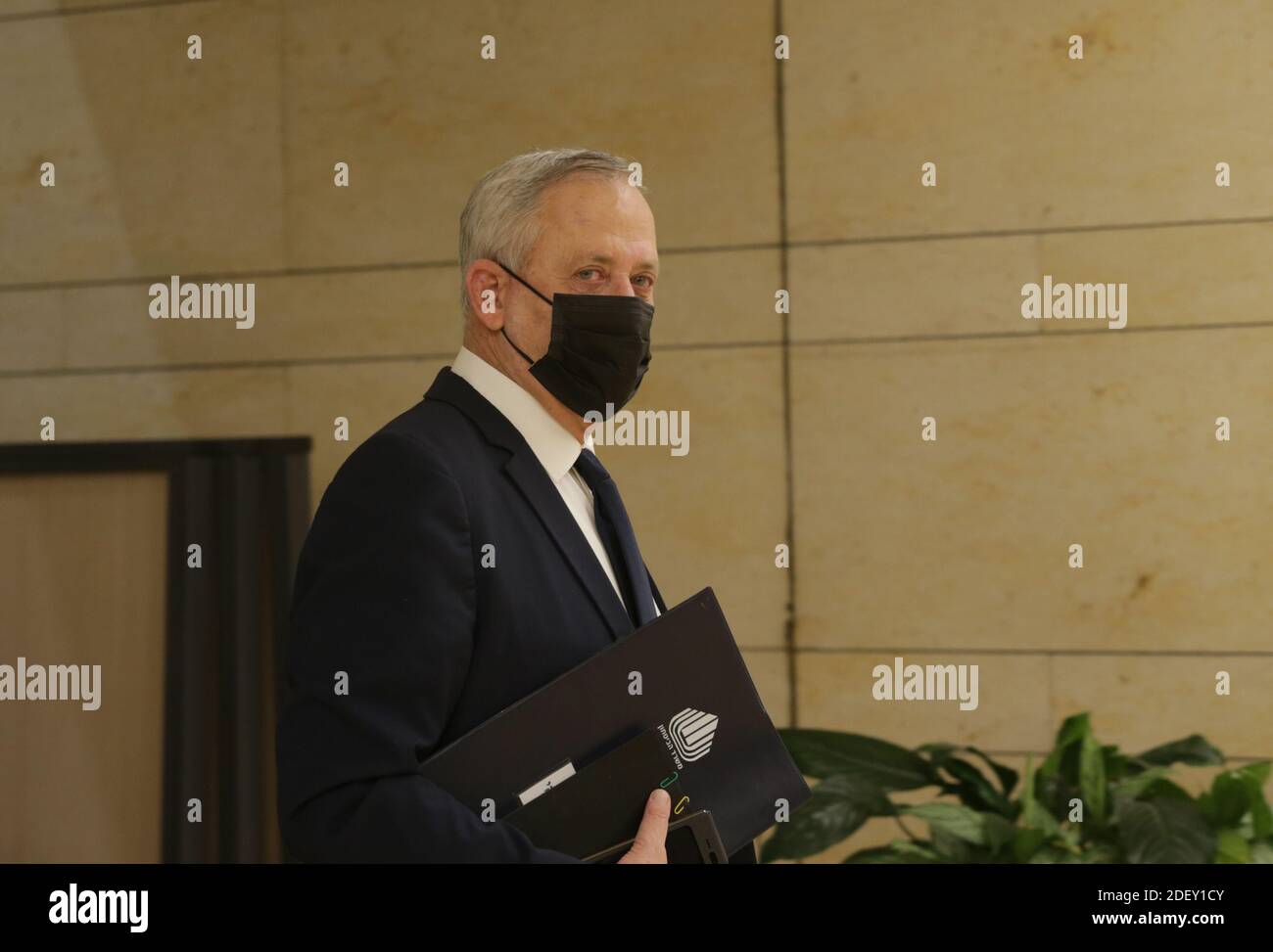 Jérusalem, Israël. 02e décembre 2020. Le ministre israélien de la défense, Benny Gantz, quitte la Knesset (Parlement) après le vote sur la dissolution de la Knesset, à Jérusalem, en Israël, le mercredi 2 décembre 2020. La Knesset a approuvé dans un vote préliminaire de dissolution, ce qui pourrait plonger Israël dans sa quatrième élection en moins de deux ans. Photo de piscine par Alex Kolomoisky/UPI crédit: UPI/Alay Live News Banque D'Images